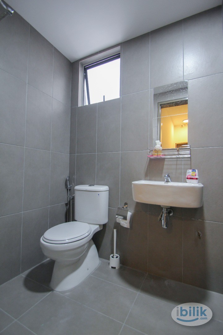 Walk to Train !! Single Room with window & ac @ Seri Kembangan, Sungai Besi, The mines, ,Sungai Besi - Image 5