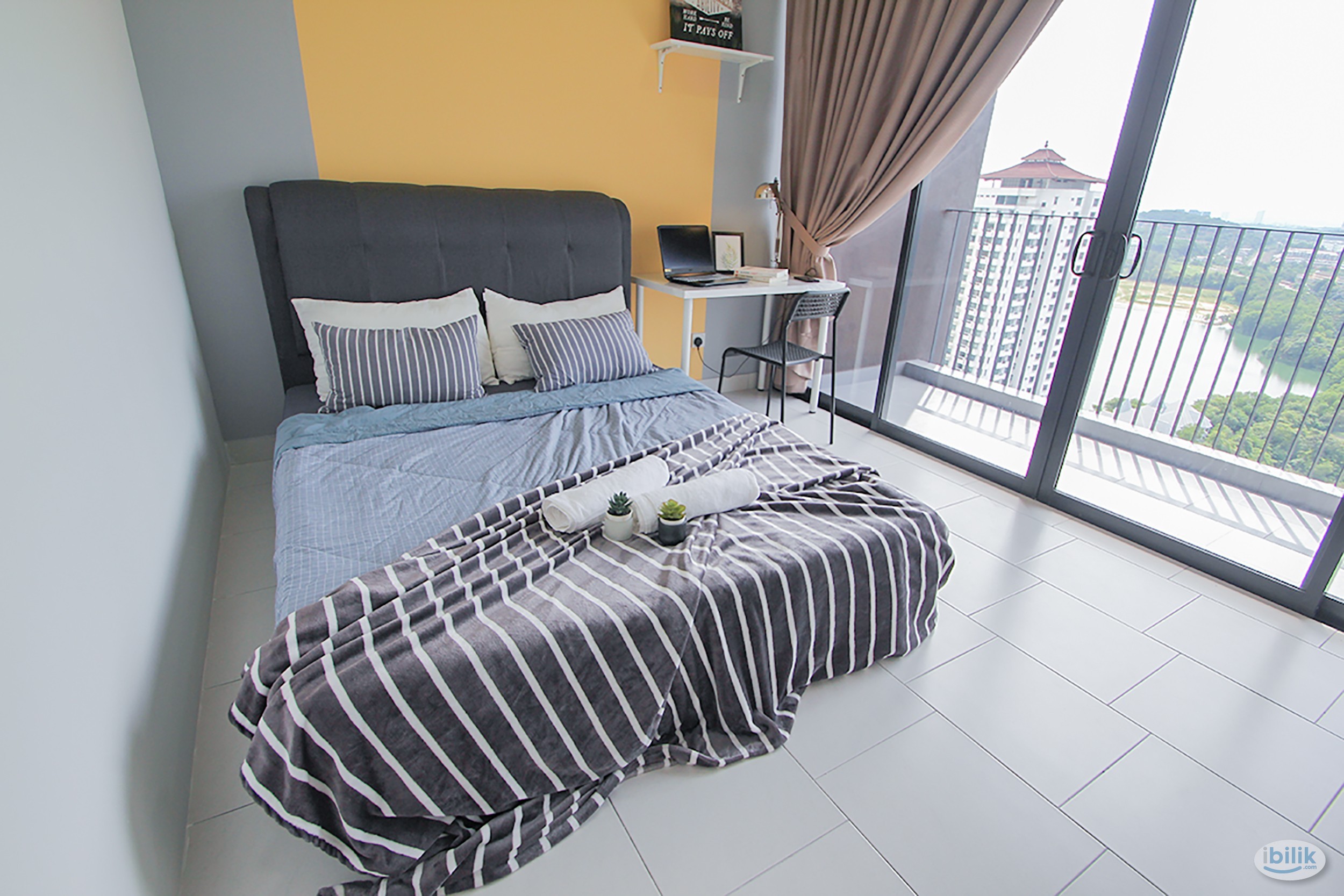 Walk to Train !! Balcony Room Queen bed with ac  @ Seri Kembangan,Sungai Besi, The mines, Sungai Besi - Image 1