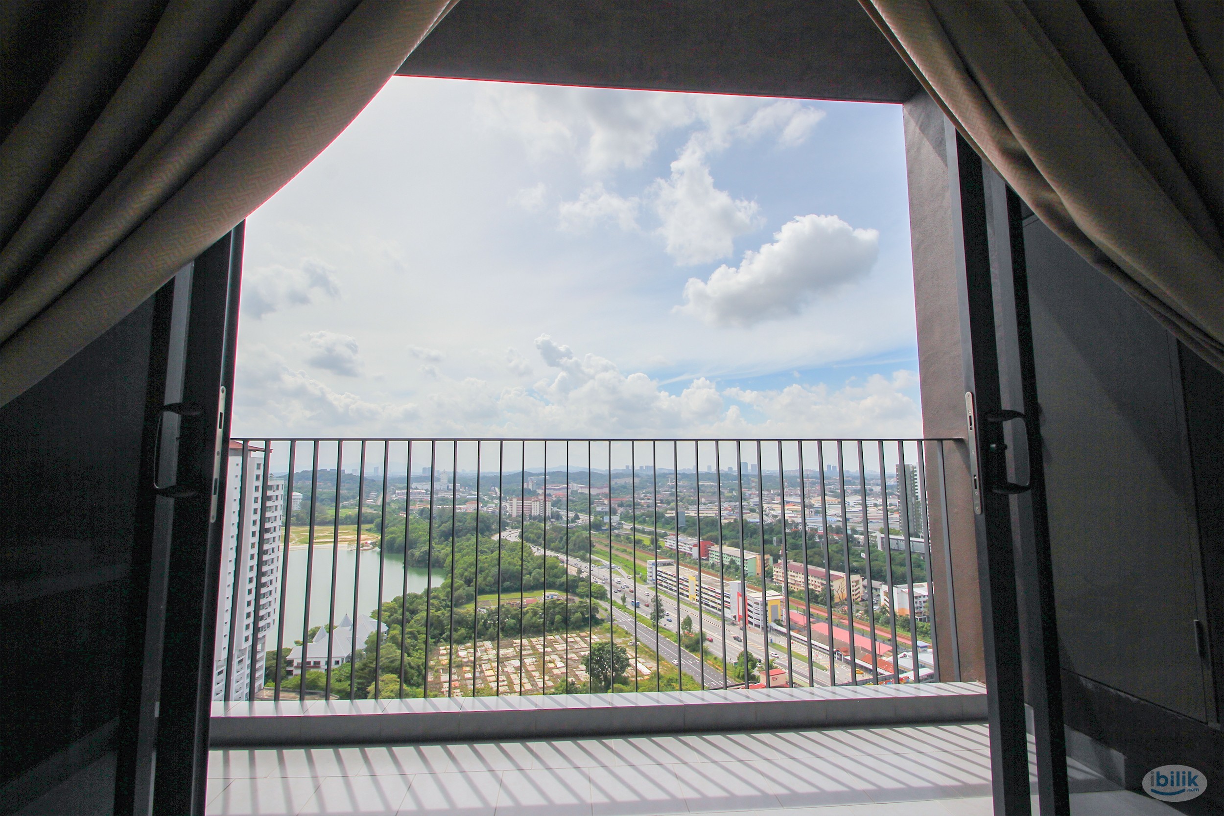 Walk to Train !! Balcony Room Queen bed with ac  @ Seri Kembangan,Sungai Besi, The mines, Sungai Besi - Image 2