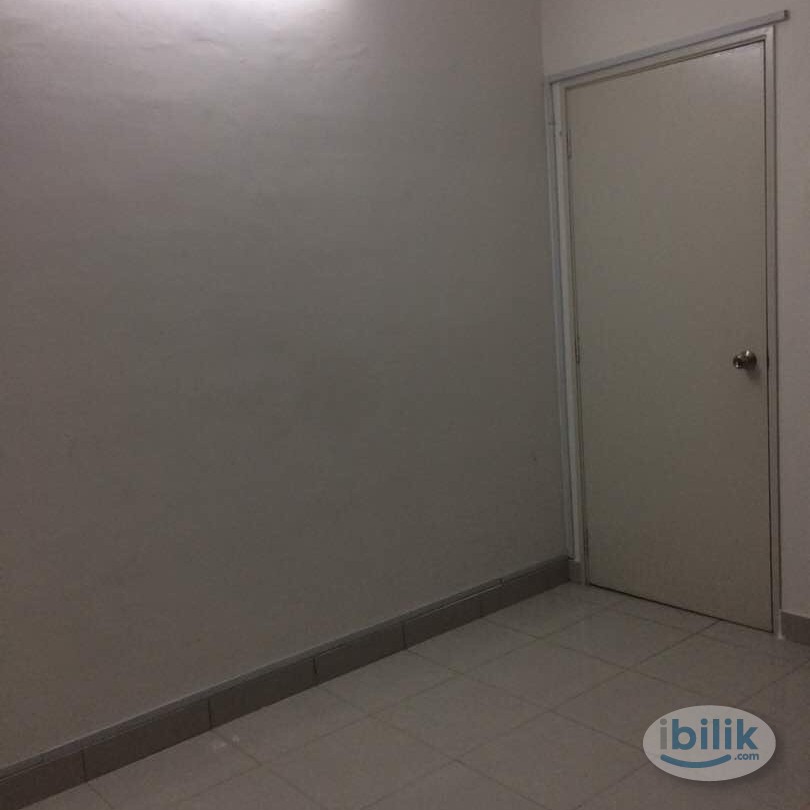 Middle Room at Kemuning Aman, Kota Kemuning - Image 1