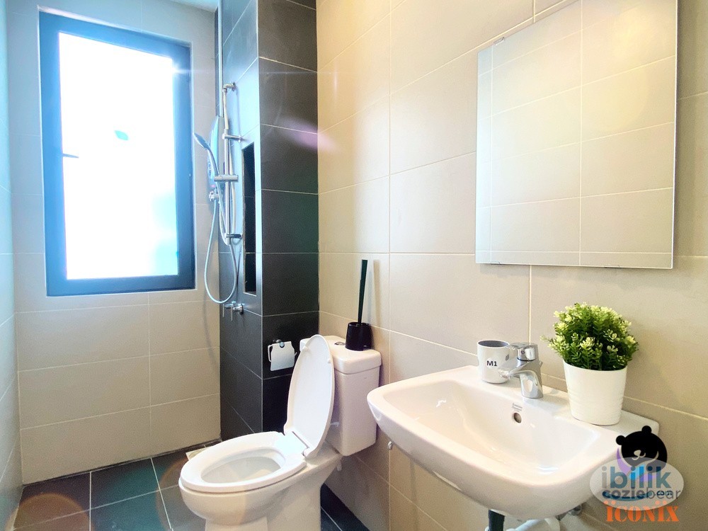 Middle Room at 121 Residences, PJ Next to Bandar Utama Kayu Ara - Image 4
