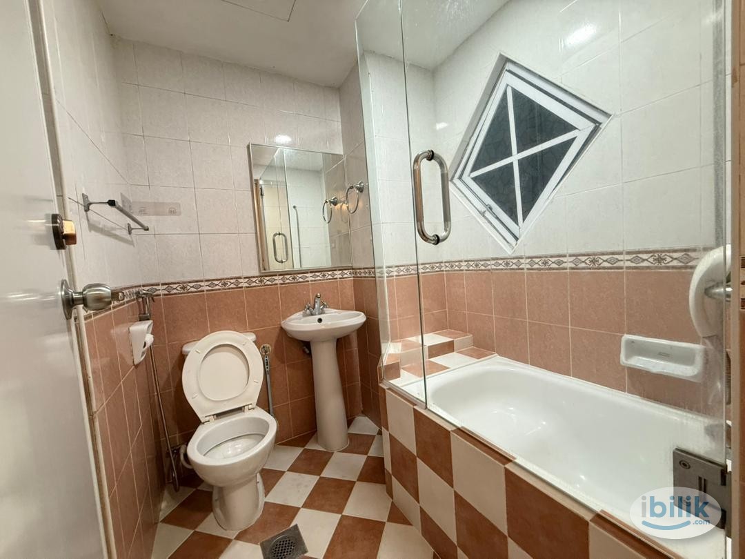 Middle Room with attached Bath Room for rent at Jalan Bukit Meldrum, Johor Bahru - Image 1