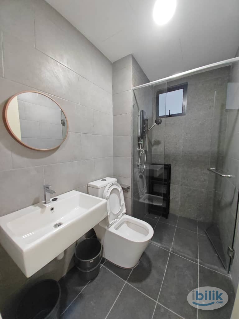Middle Room at Meta Residences Putra Permai, Seri Kembangan - Image 3
