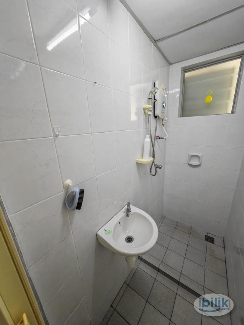 Jelutong fully furnished room with bright window - Image 1
