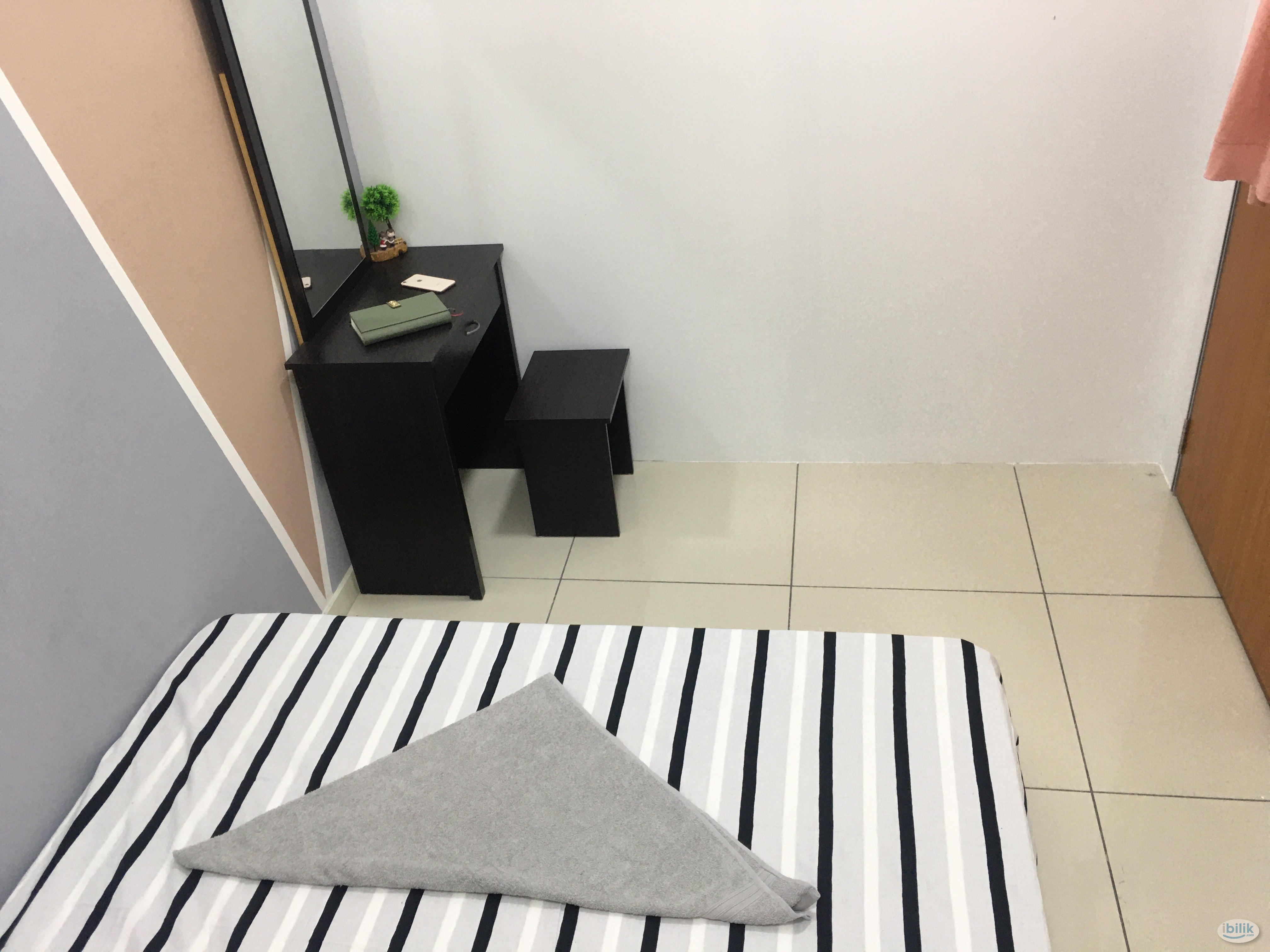 Queen Bedroom with Fan Only @ Casa Green. near LRT Muhubbah, easy access to Pavillion Bukit Jalil, IOI Puchong, Subang j - Image 2