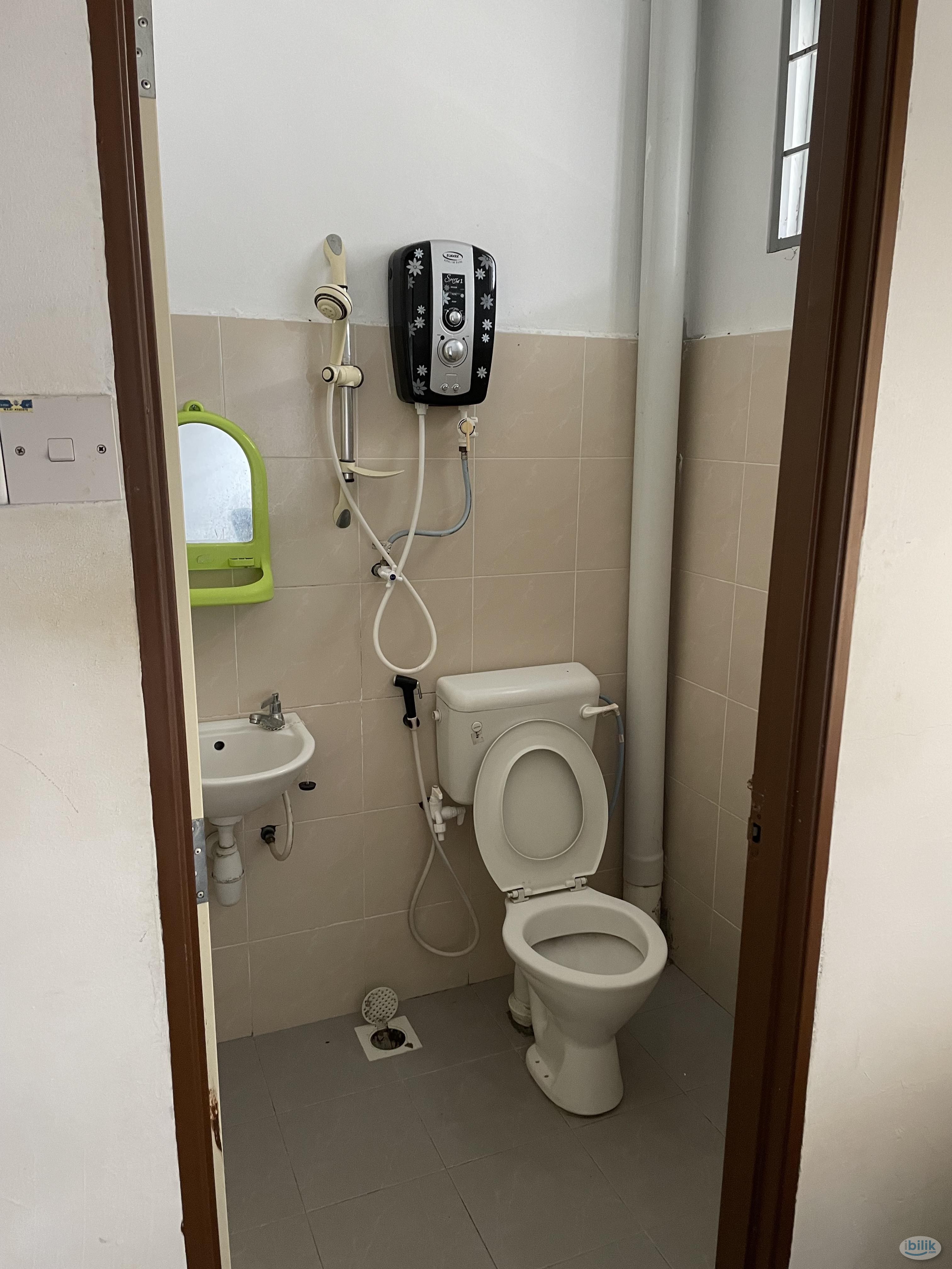 Single Room with private toilet at Taman Tasik Semenyih 5 , Broga hill , Nottingham Malaysia - Image 2