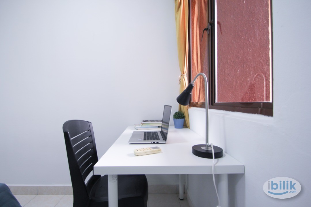 Middle Room with AC & Window @ Palm Spring Kota Damansara - Image 3