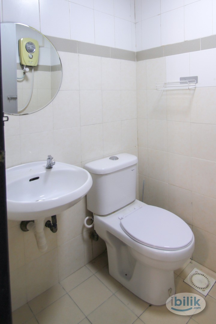 Middle Room with AC & Window @ Palm Spring Kota Damansara - Image 4