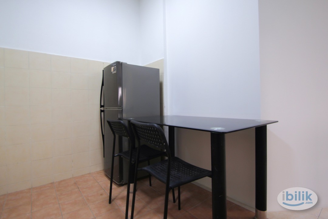 Middle Room with AC & Window @ Palm Spring Kota Damansara - Image 5