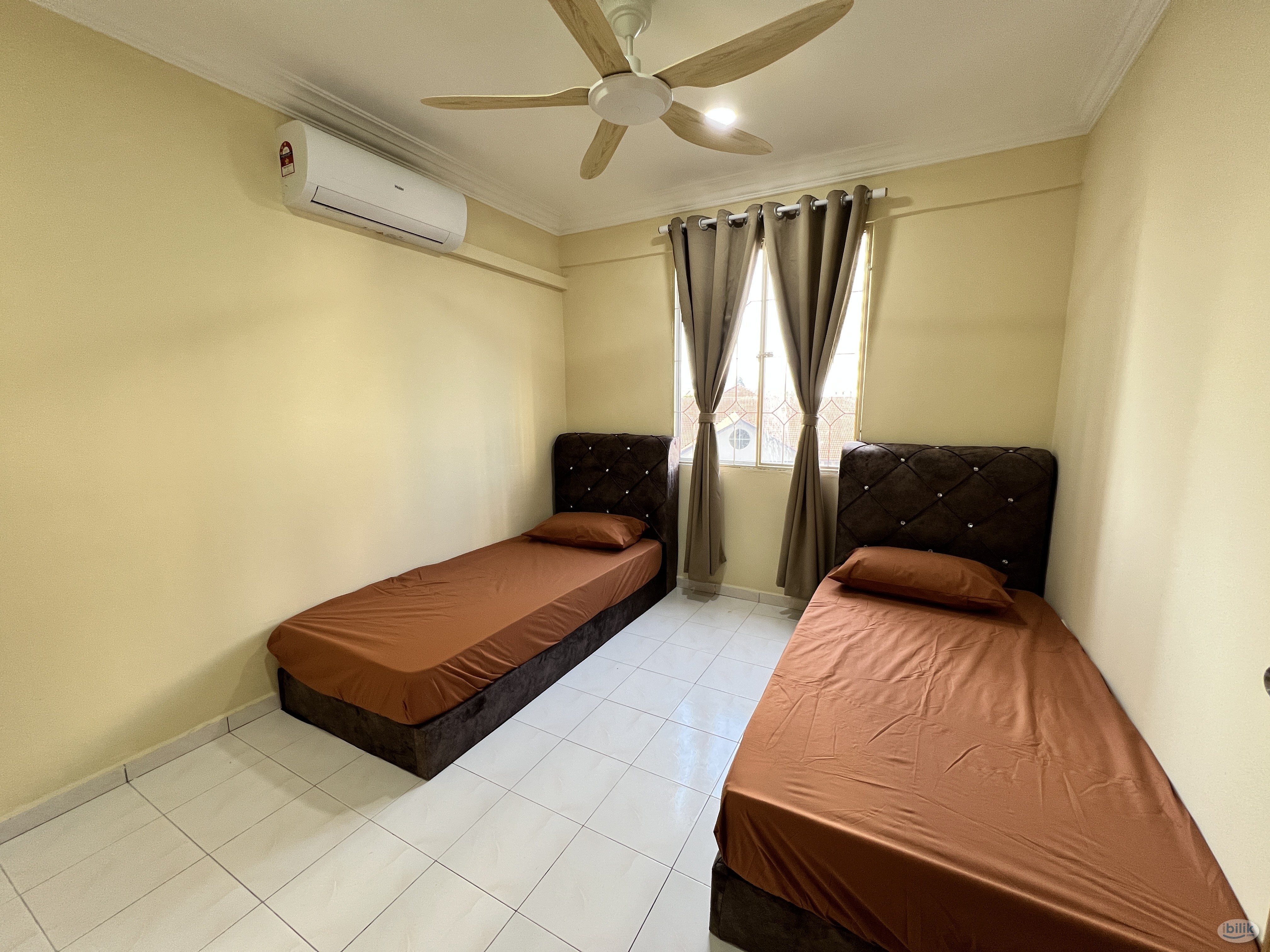 Middle Room at MRT Taman Equine, Seri Kembangan - Image 1