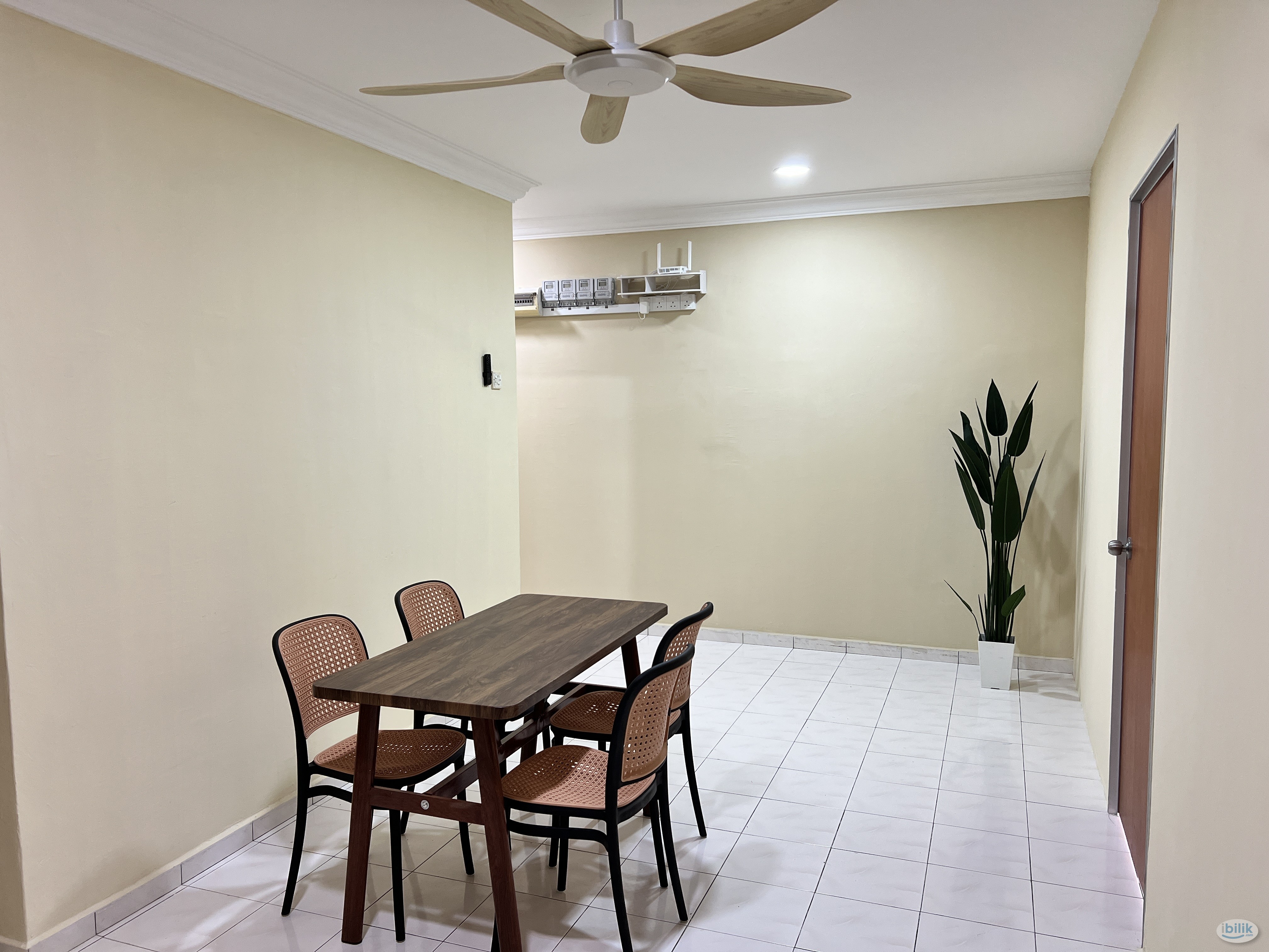 Middle Room at MRT Taman Equine, Seri Kembangan - Image 2
