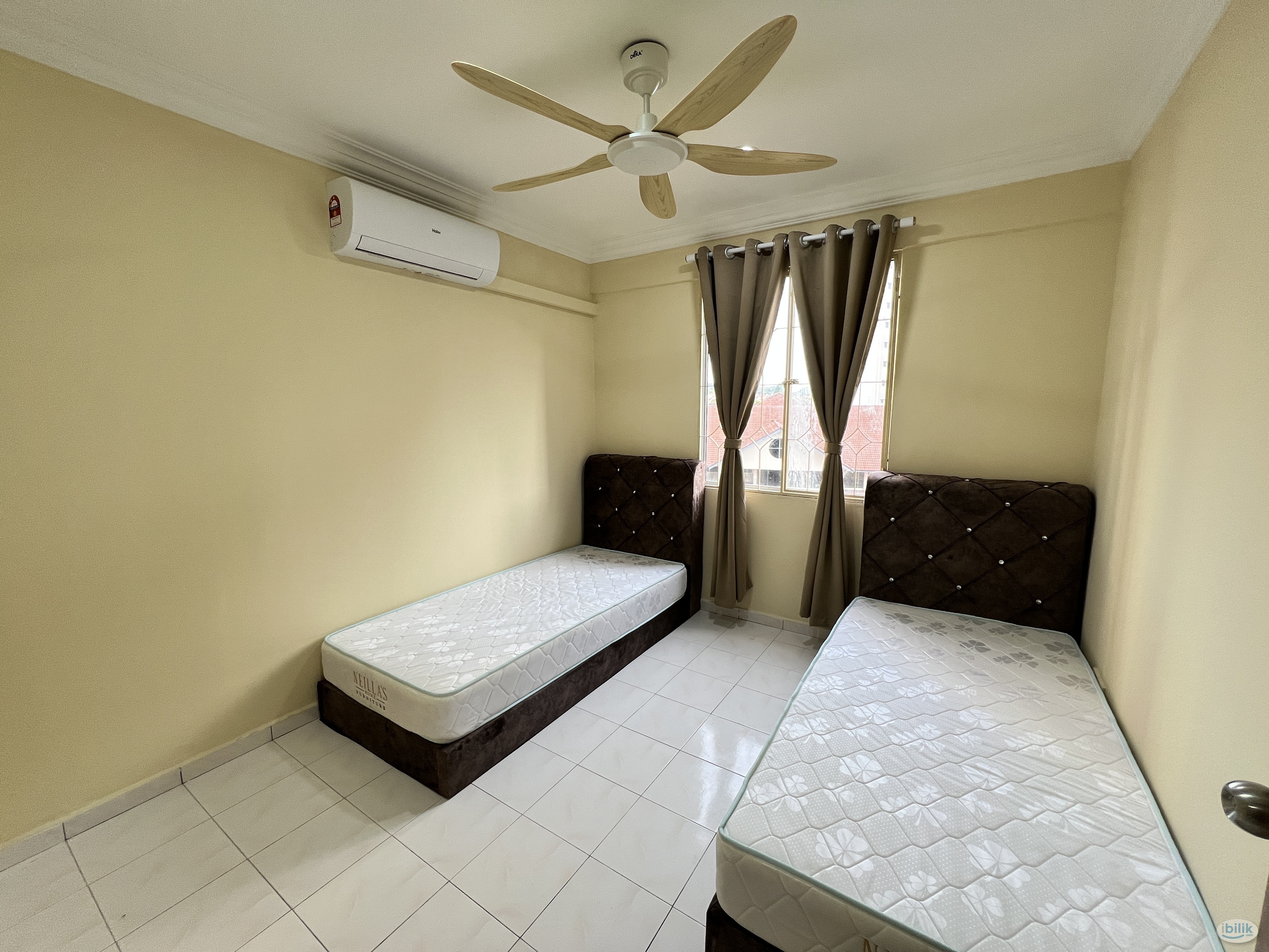 Middle Room at MRT Taman Equine, Seri Kembangan - Image 3