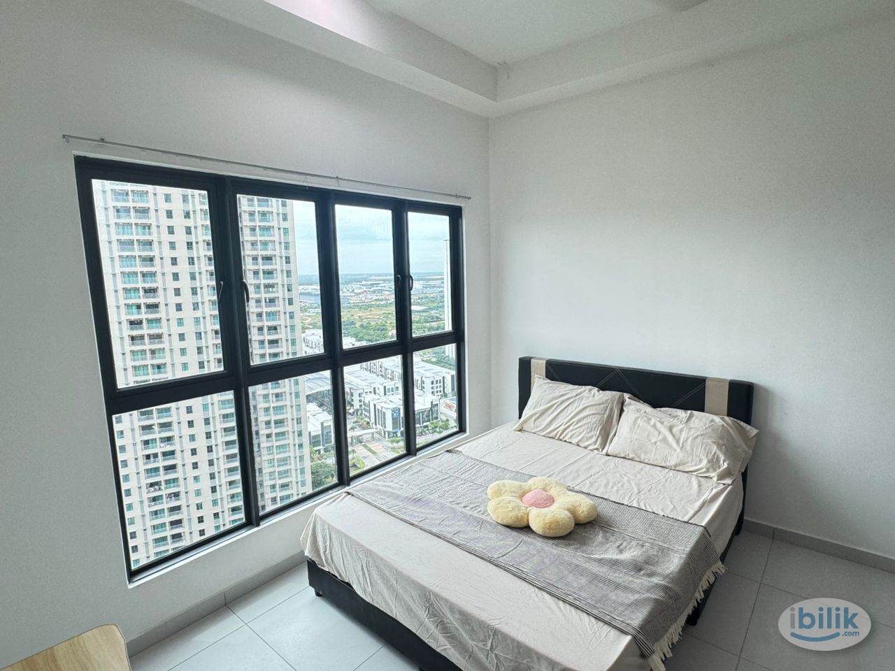 Middle Room at Batu Kawan, Seberang Perai - Image 1