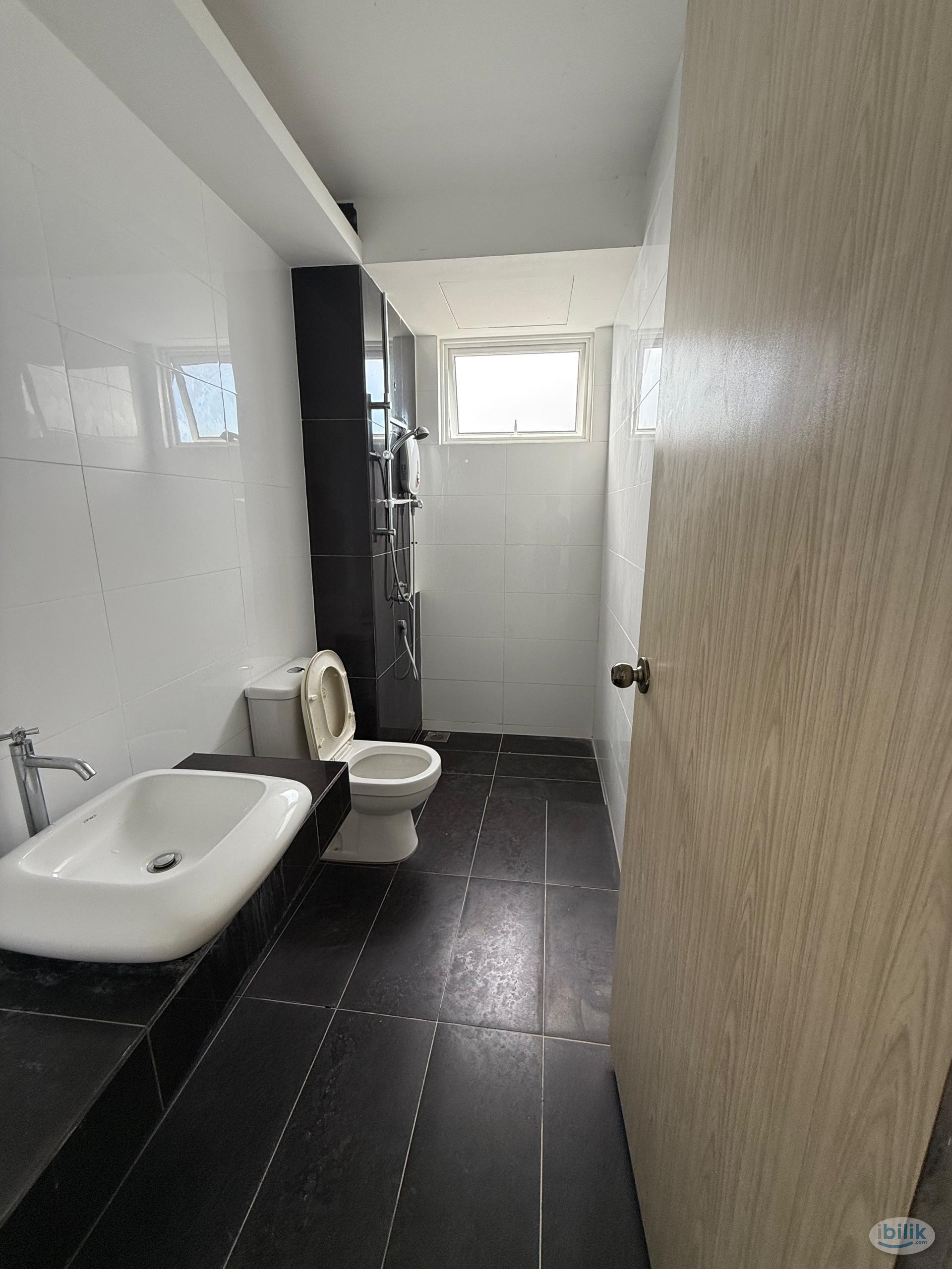 Middle room for rent with private 🛁bathroom @The Clovers, Bayan Lepas - Image 5