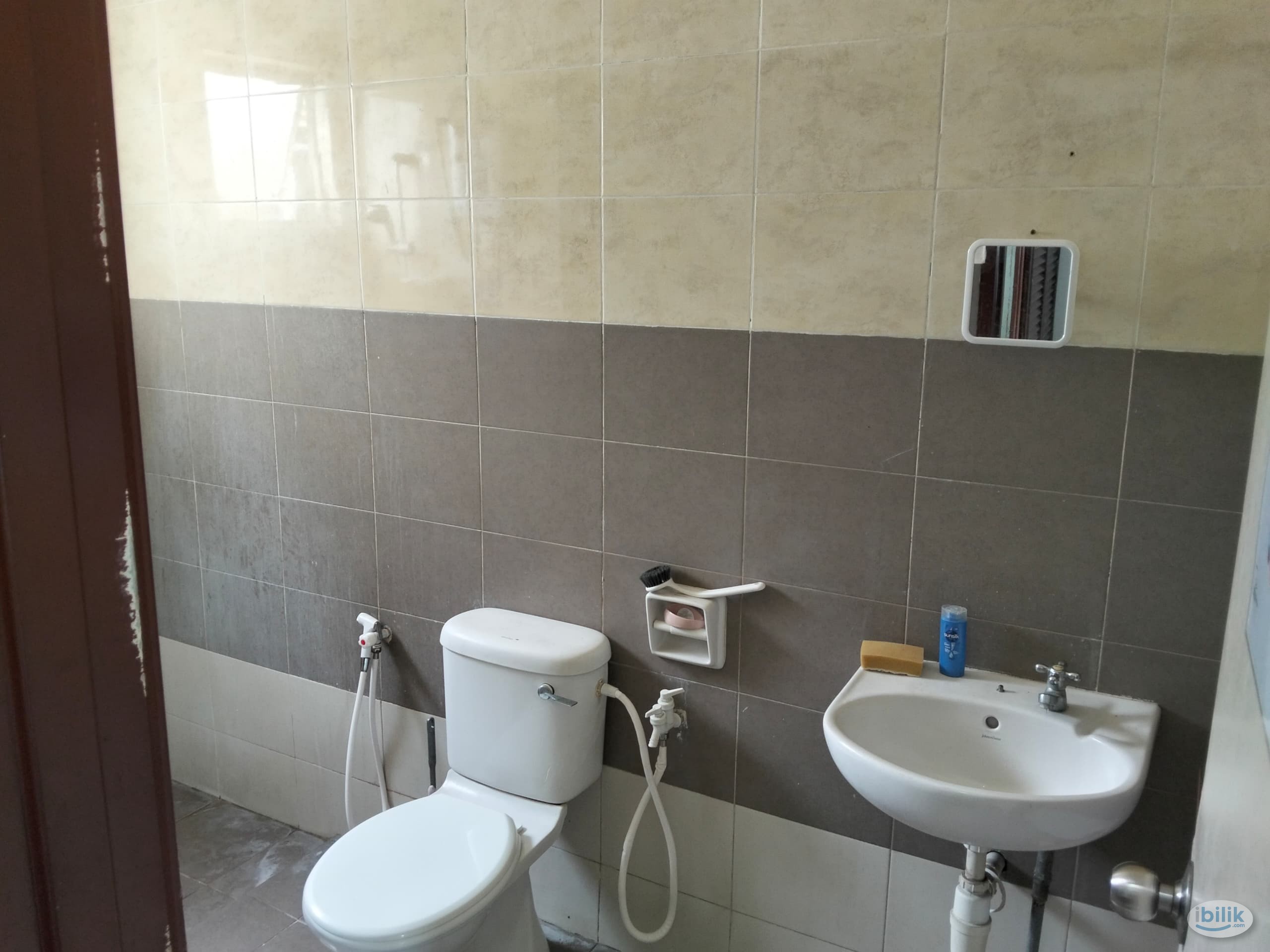Master Room at Juta Mines, Seri Kembangan - Image 4