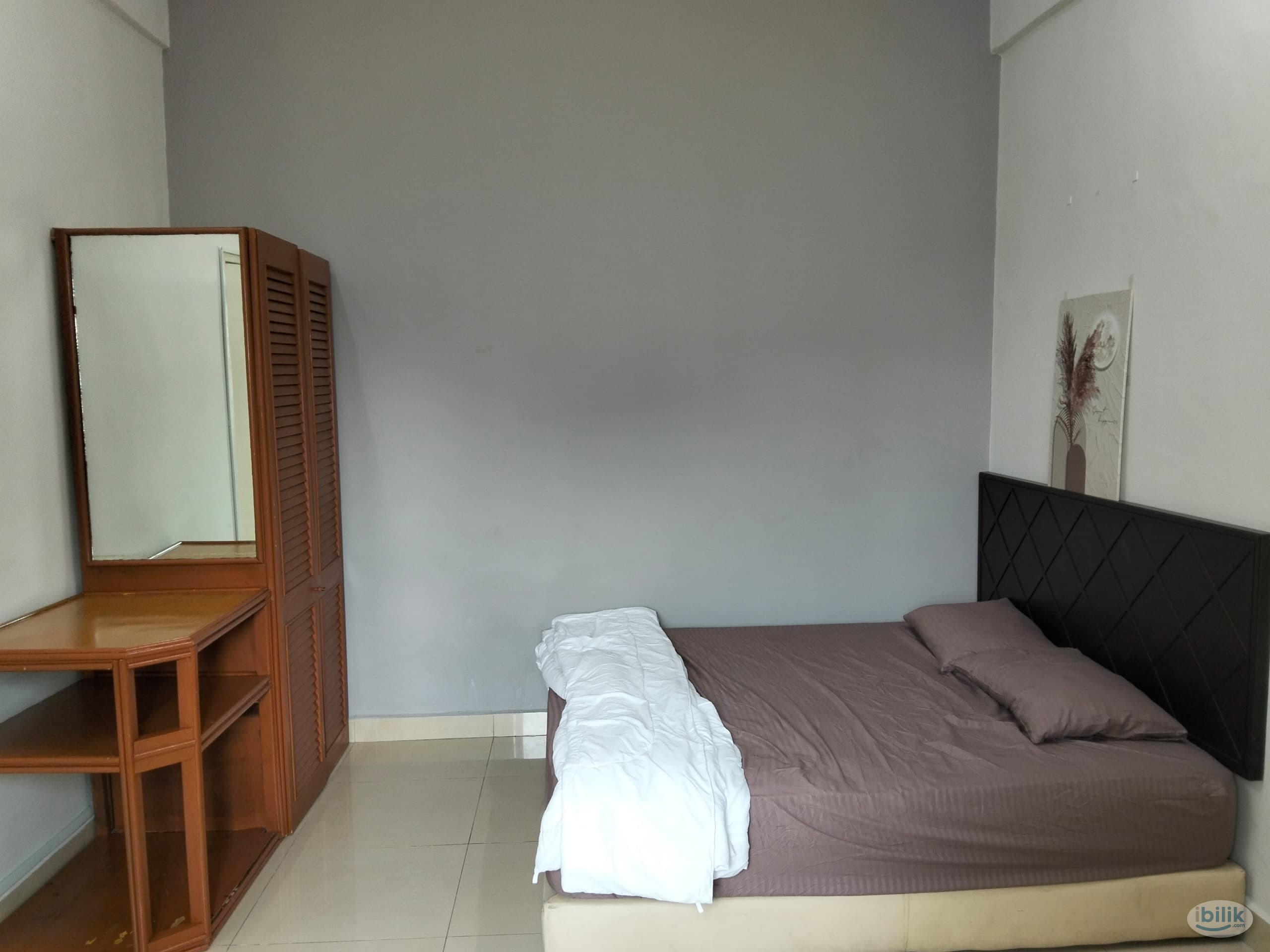 Middle Room at Juta Mines, Seri Kembangan - Image 1