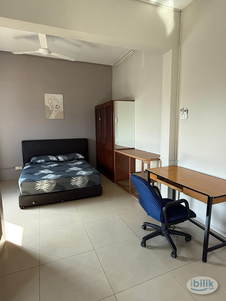 Middle Room at Juta Mines, Seri Kembangan - Image 1