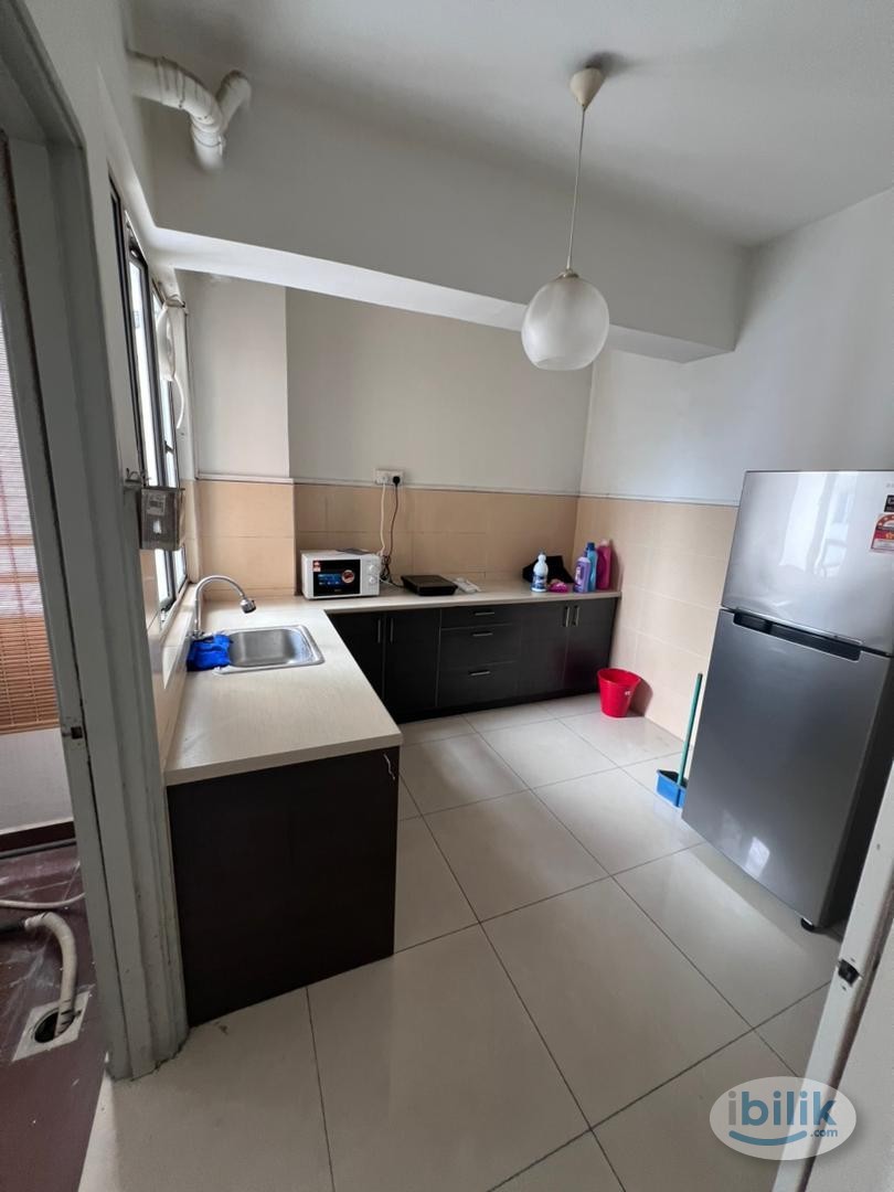 😍 5 mins walk to LRT😍 Inclusive all Utilities 😍Free Wifi 😍Free Cleaning 😍Fully Furnished Medium Room at Main Place Suban - Image 4