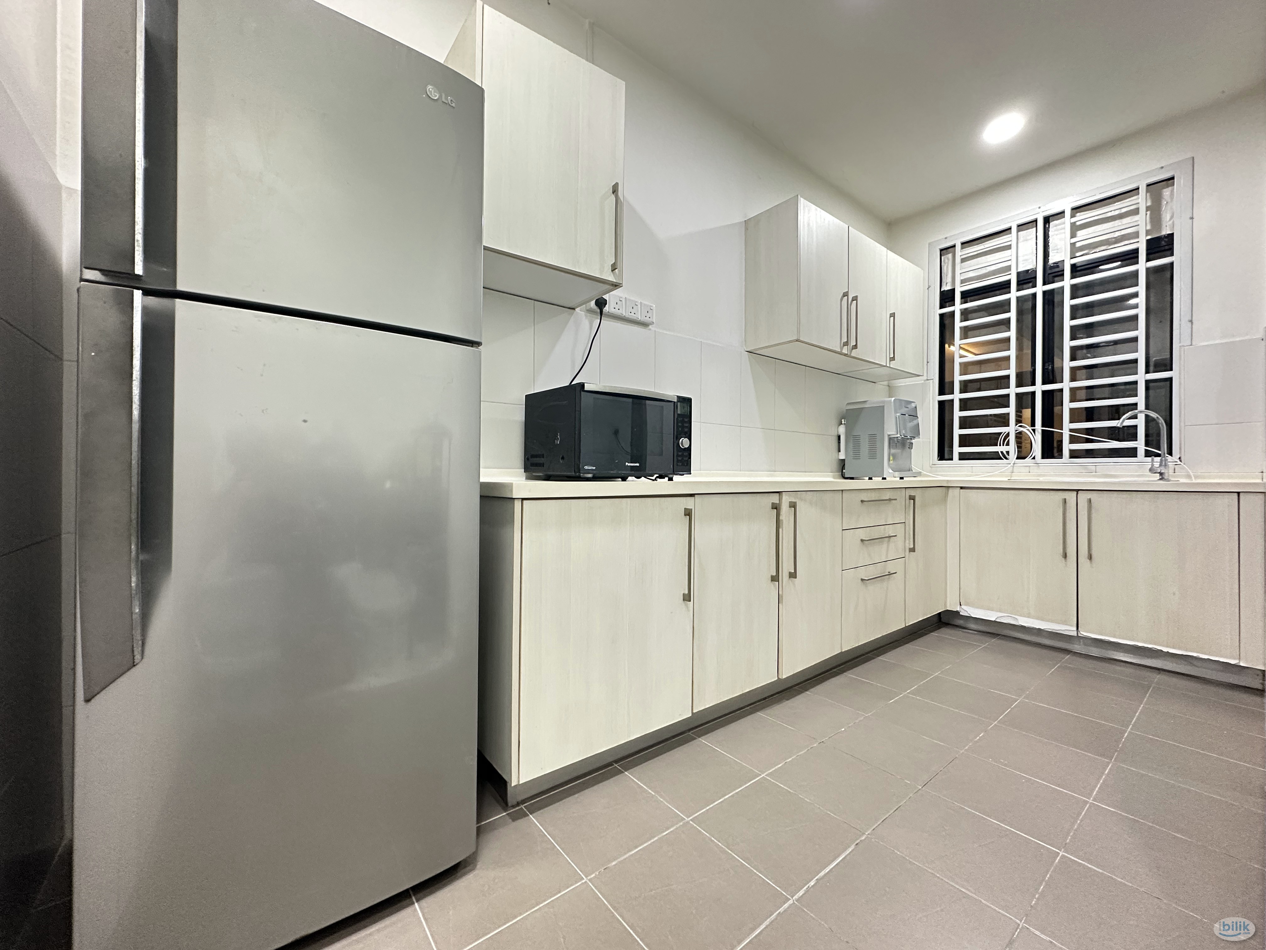 🔥Tampoi Condo Big Medium Aircon Room for Rent🔥 - Image 3