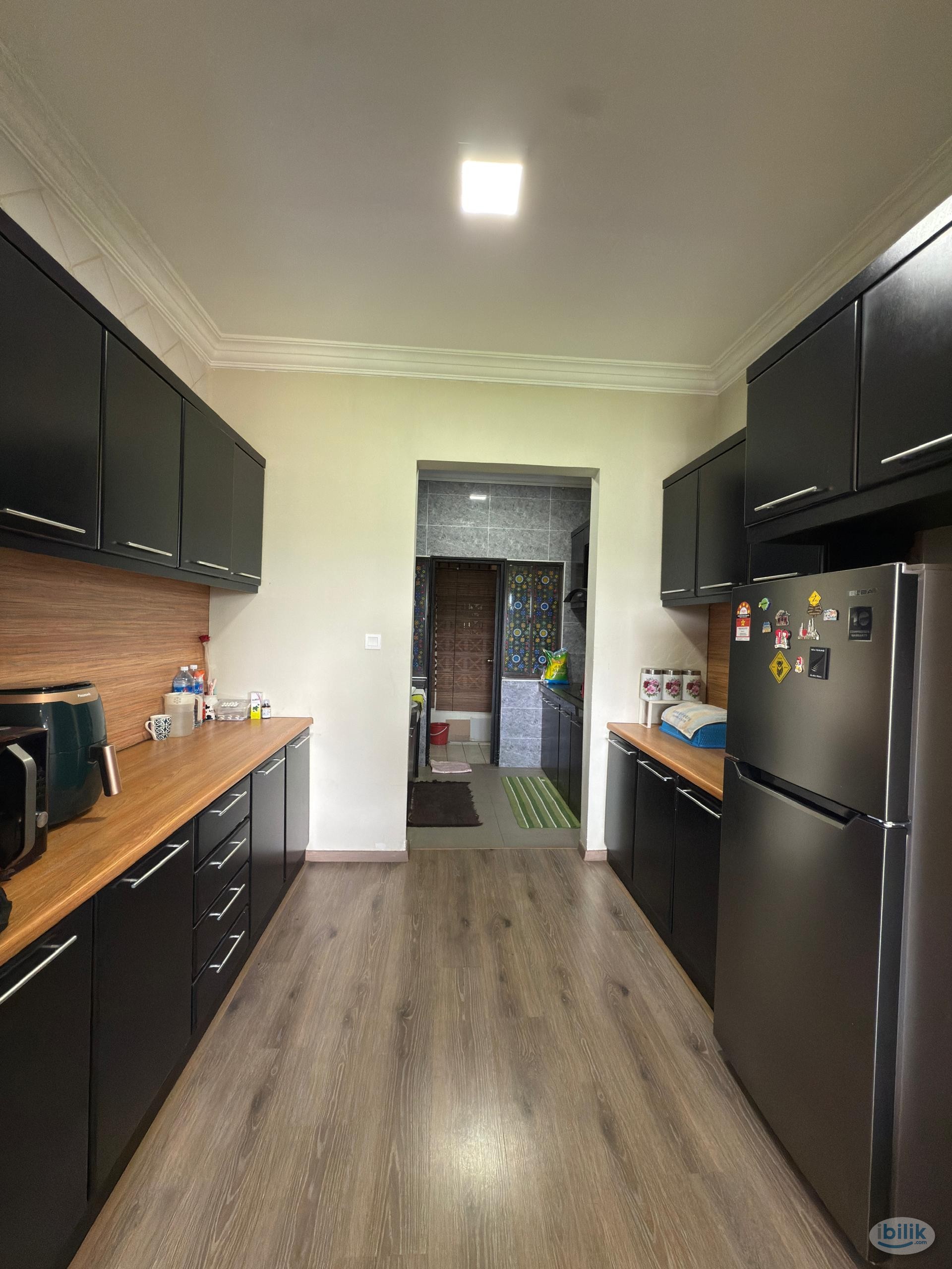 Armanee Condo_R4 Medium Room Queen Bed_Female 1/2pax - Image 3