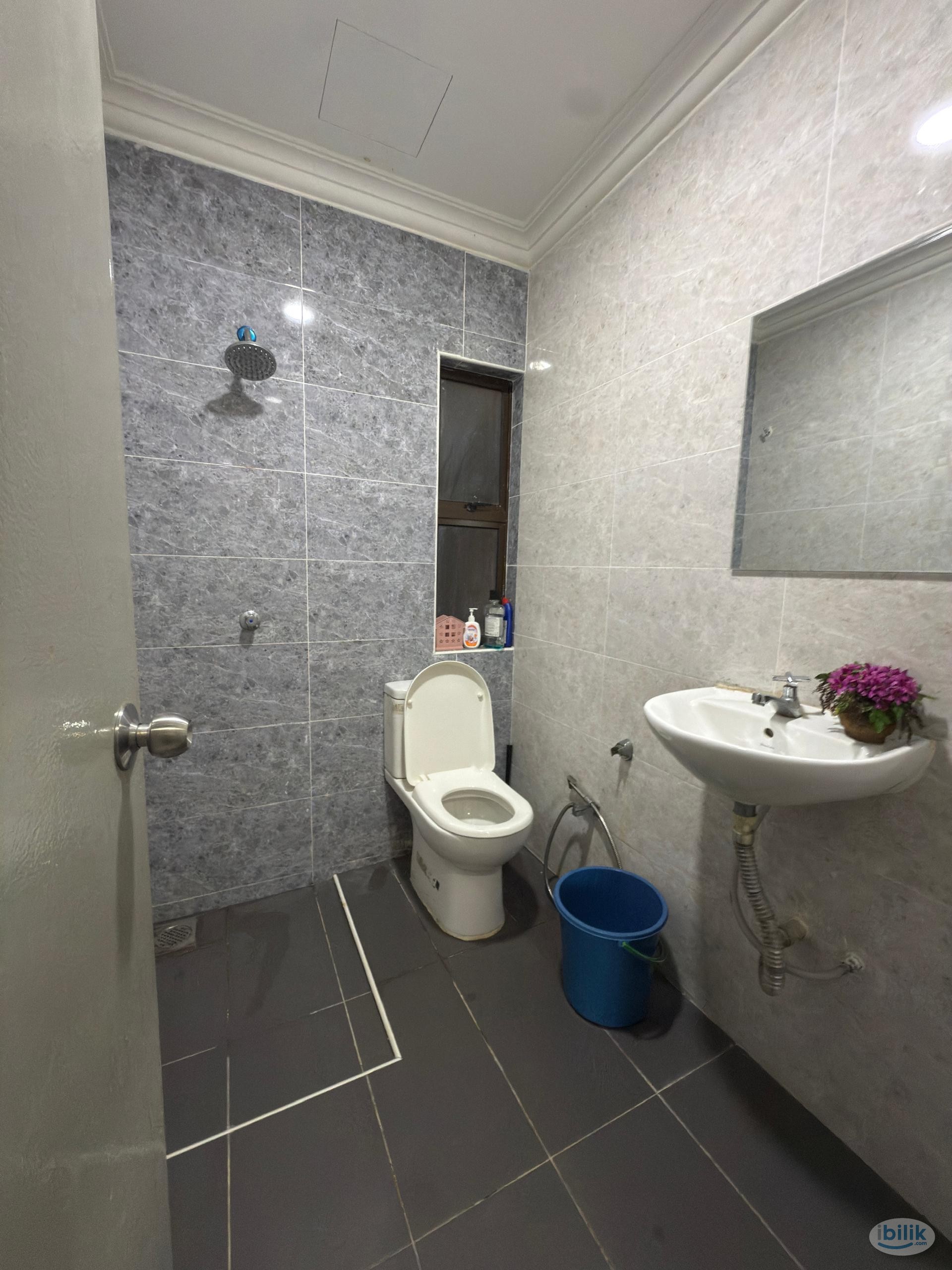 Armanee Condo_R4 Medium Room Queen Bed_Female 1/2pax - Image 5