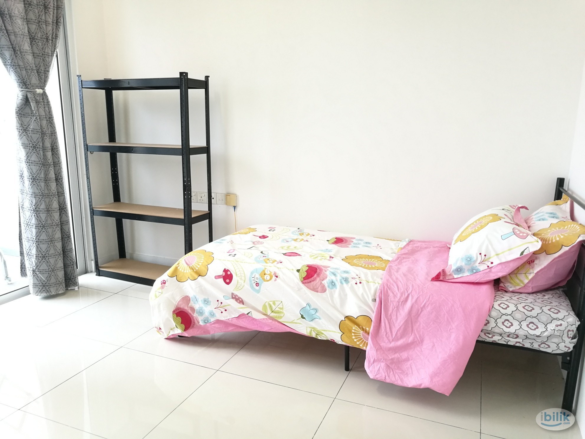 Middle Room at Skypod, Bandar Puchong Jaya - Image 1