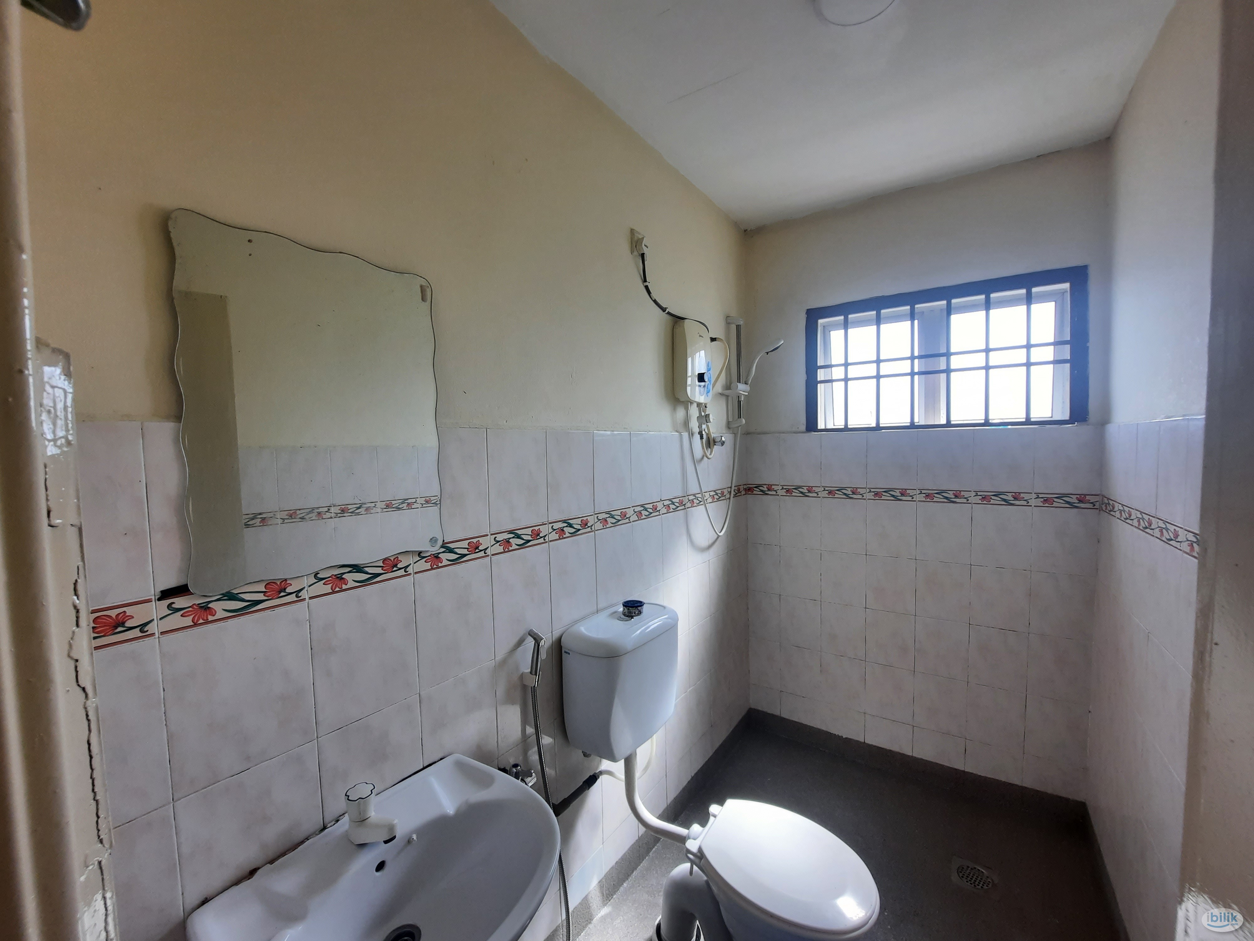 Middle Room at Permas Jaya, Johor Bahru, Fully Furnisehes - Image 5