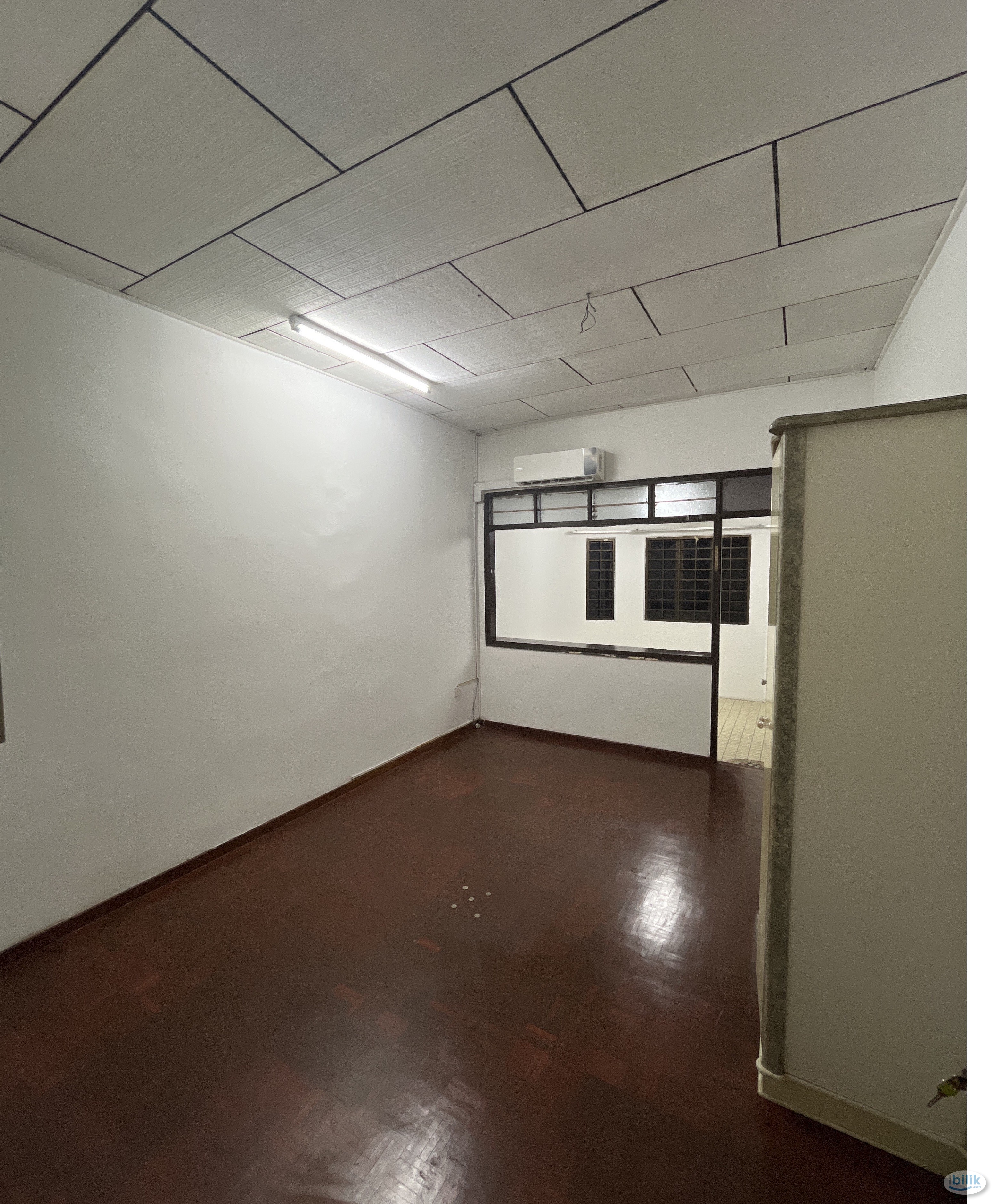 Middle Room at Taman Pelangi, Johor Bahru - Image 1