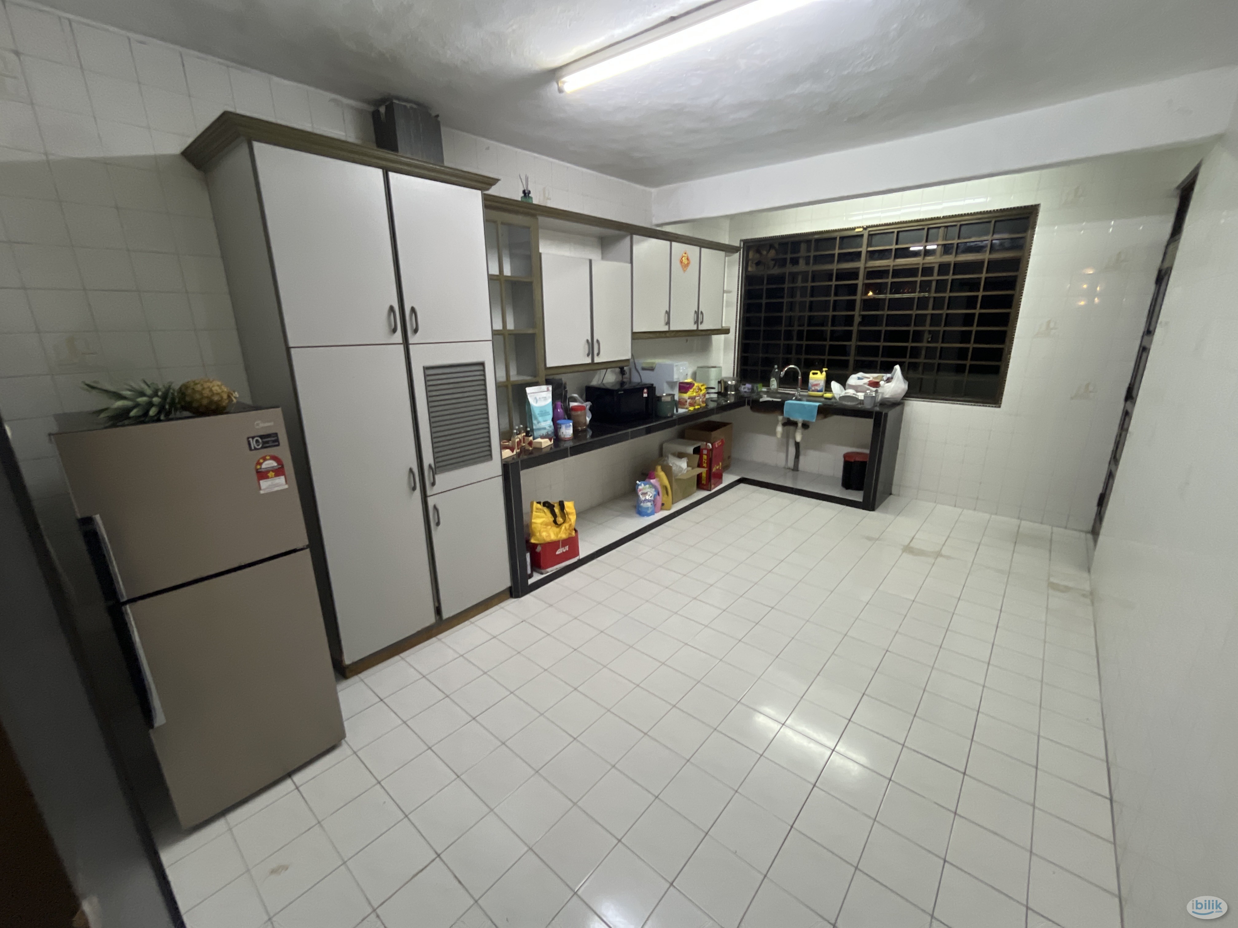 Middle Room at Taman Pelangi, Johor Bahru - Image 4