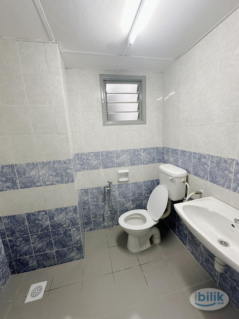 Master Room at Pelangi Apartment, Mutiara Damansara - Image 1