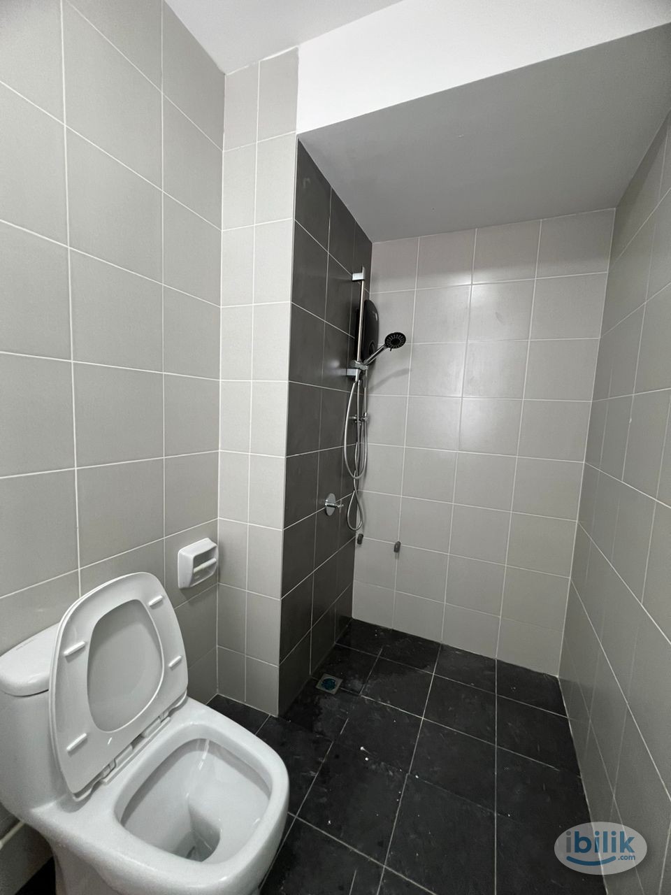 Master Room Private Bathroom at Arena Residence, Bayan Baru (Female Only) - Image 1