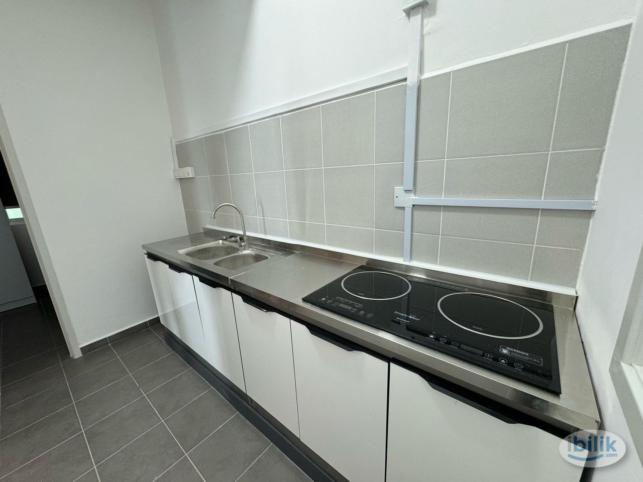 Master Room Private Bathroom at Arena Residence, Bayan Baru (Female Only) - Image 4