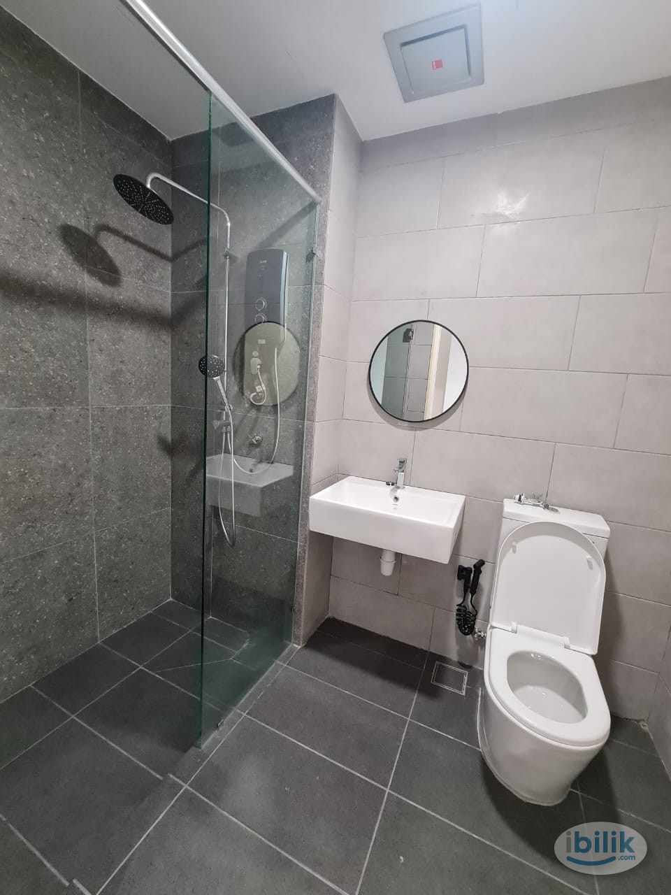 Master Room at Meta Residences Putra Permai, Seri Kembangan - Image 5