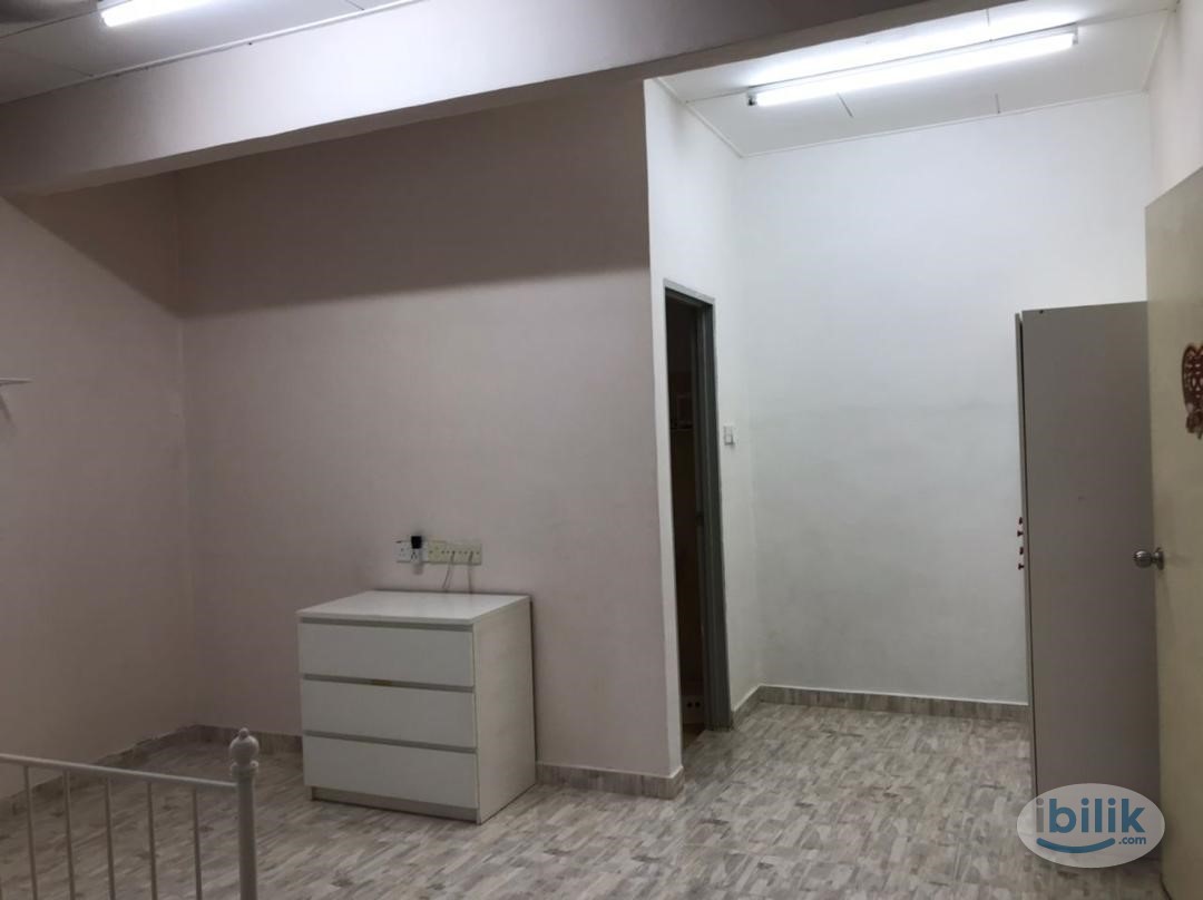 Fully furnish Master Room with Private Bathroom at Alma - Image 2