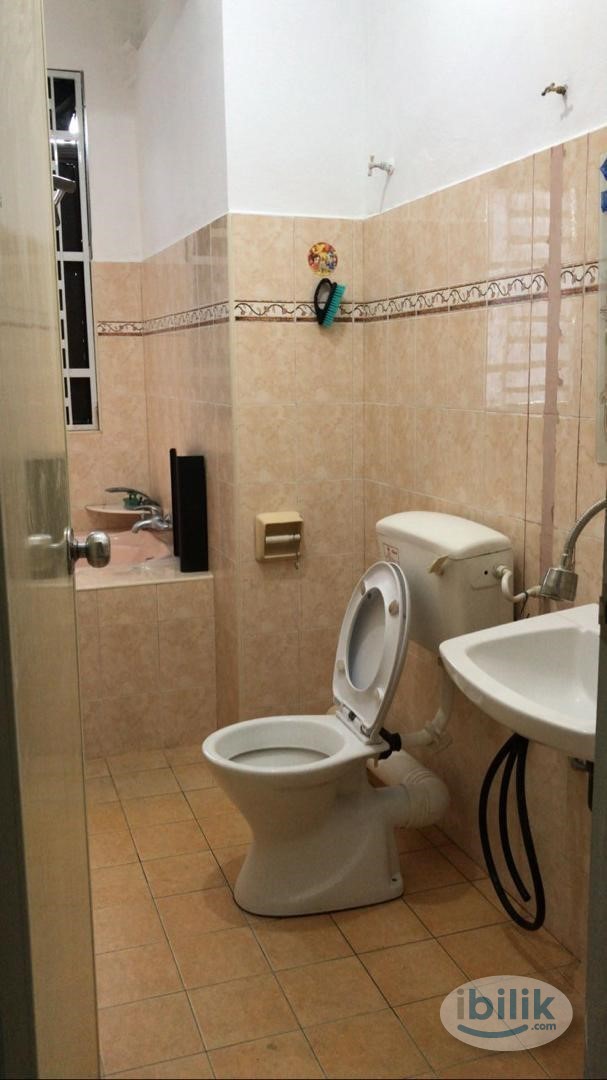 Fully furnish Master Room with Private Bathroom at Alma - Image 3