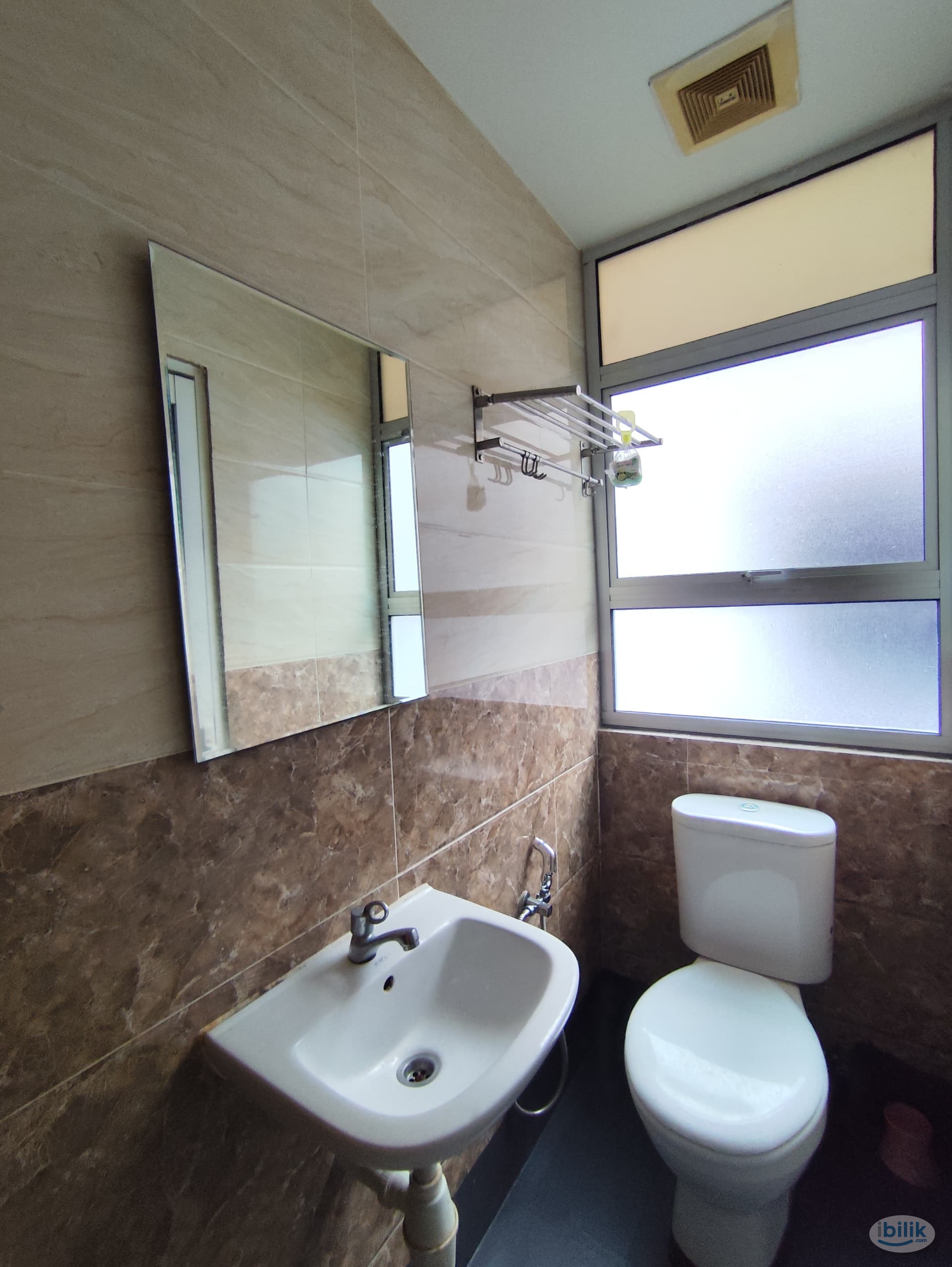 Working at Bandar Sunway❓ Room with private bathroom at PJS 8 - Image 1