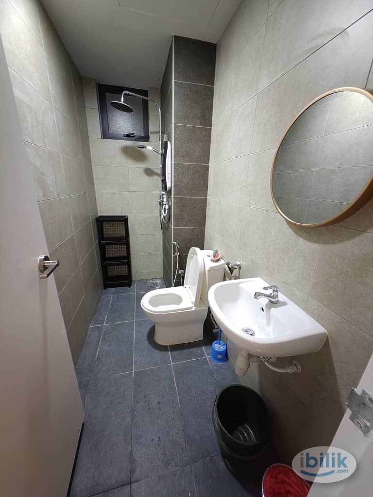 Middle Room at AraTre' Residences, Ara Damansara - Image 3
