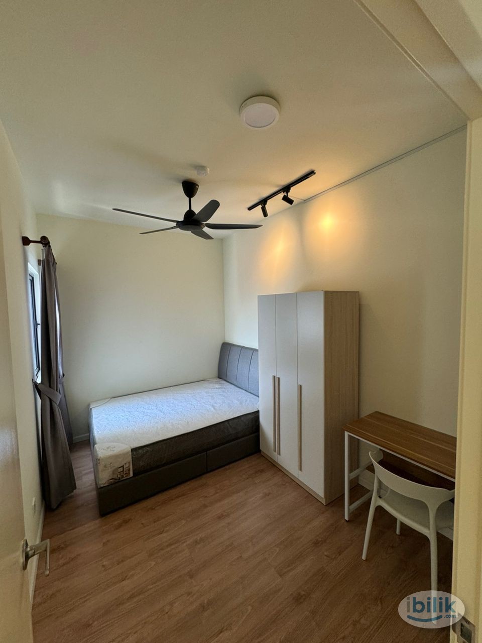 🎉PROMOTION!!!! 💫 HIGH SPEED INTERNET Medium Room 📍DIAN RESIDENCY, NEW 10” Mattress  Aircond Wardrobe Table Chair - Image 4