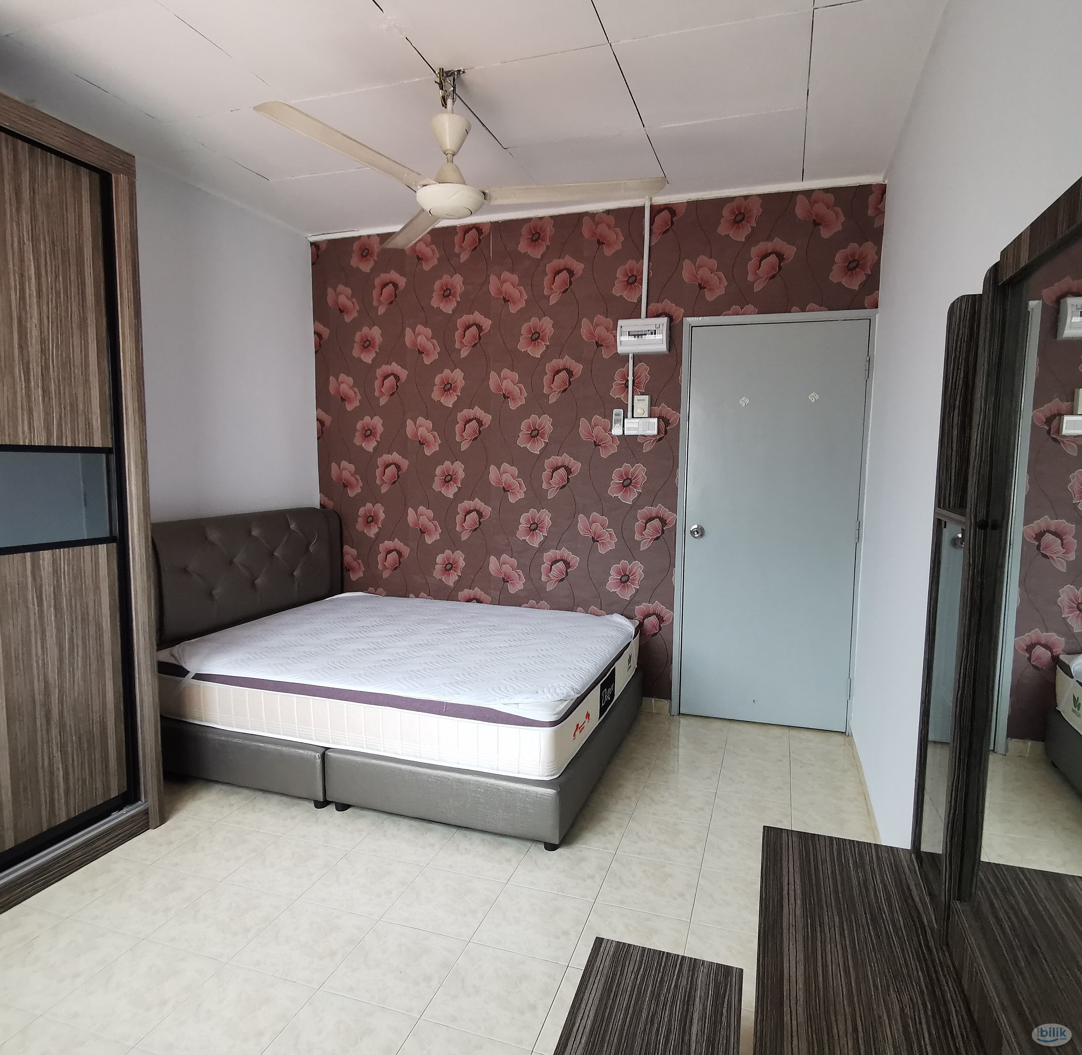 Taman Desa Middle Room - Private bathroom, Wifi, Cleaning provided - Image 1