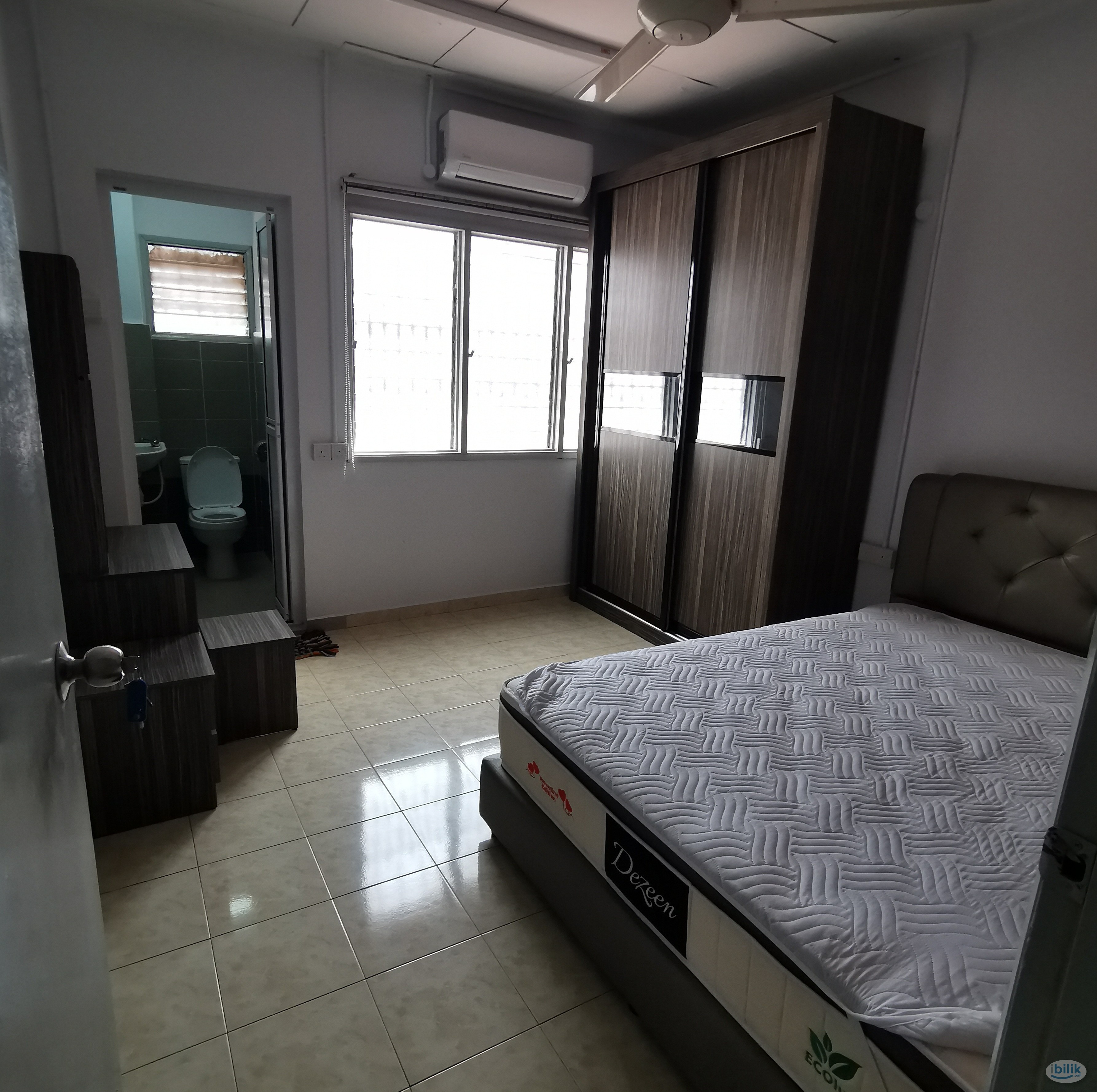 Taman Desa Middle Room - Private bathroom, Wifi, Cleaning provided - Image 2