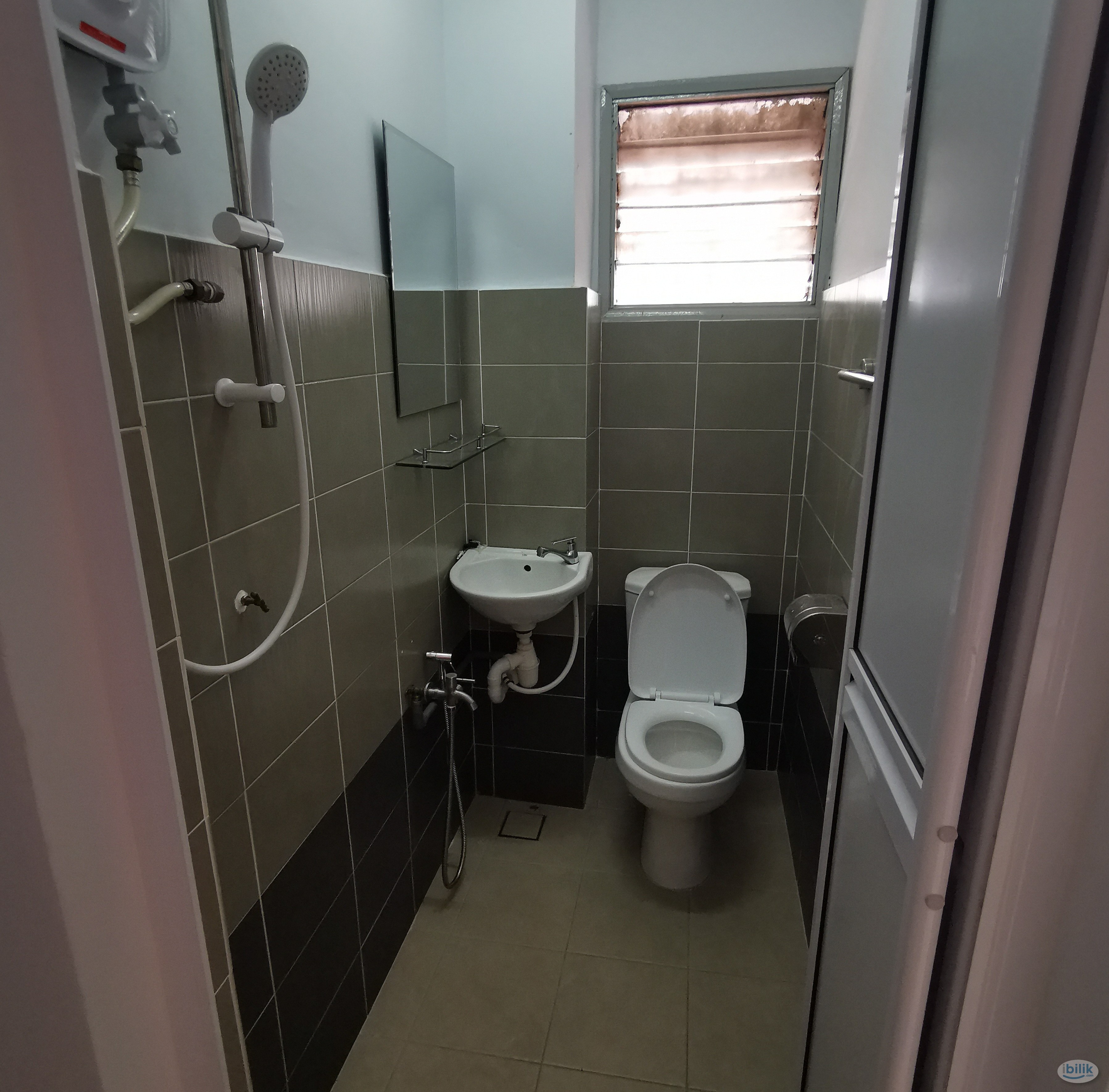 Taman Desa Middle Room - Private bathroom, Wifi, Cleaning provided - Image 3