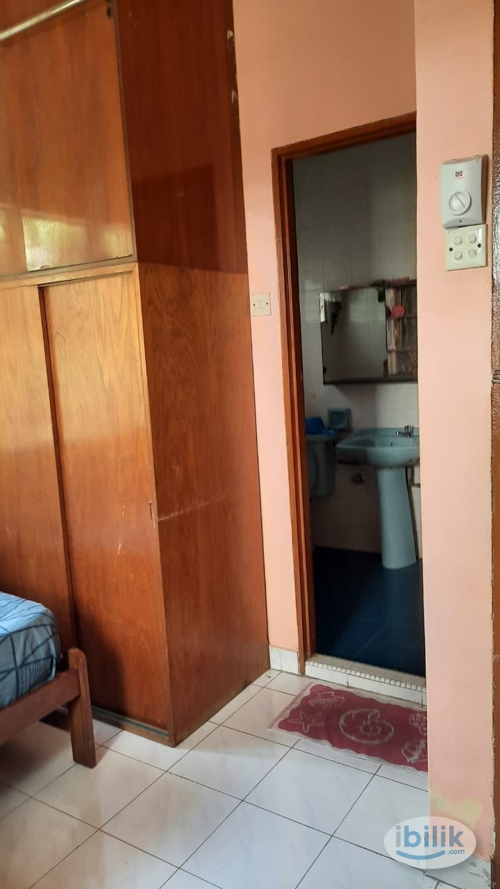 Middle Room at Section 12, Petaling Jaya - Image 1