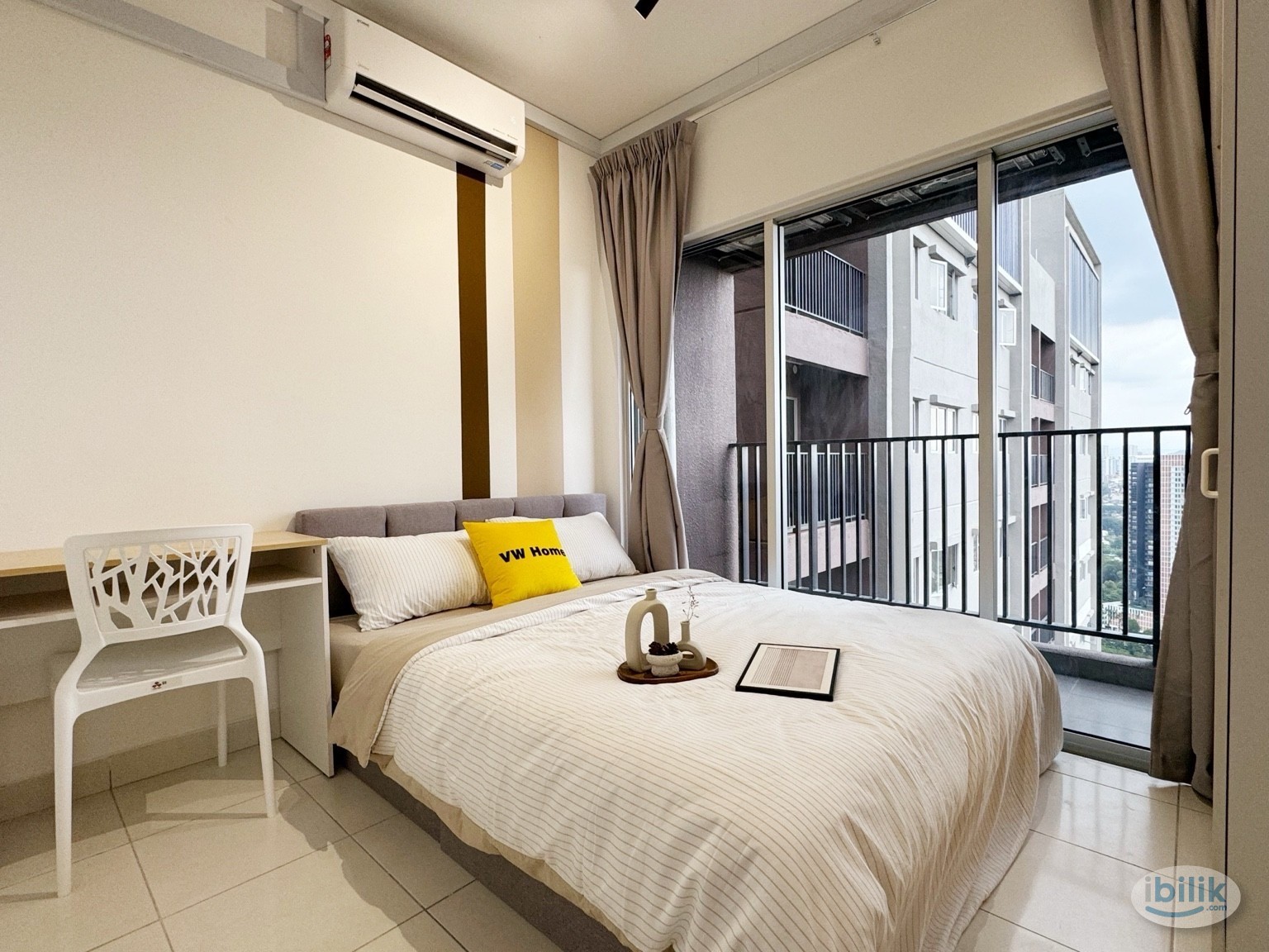 Middle room w balcony - City View - Image 1