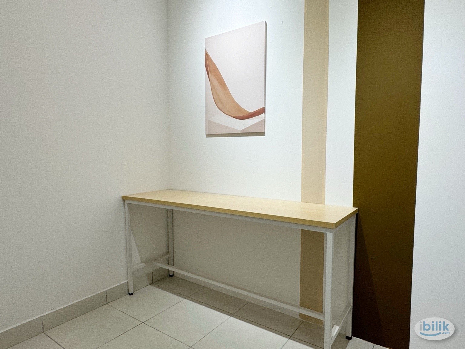 Middle room w balcony - City View - Image 5