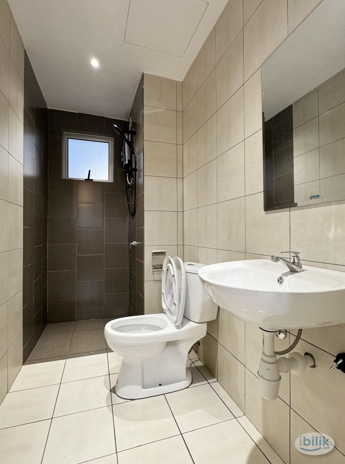 Master room with attached bathroom Residensi riamas - Image 3