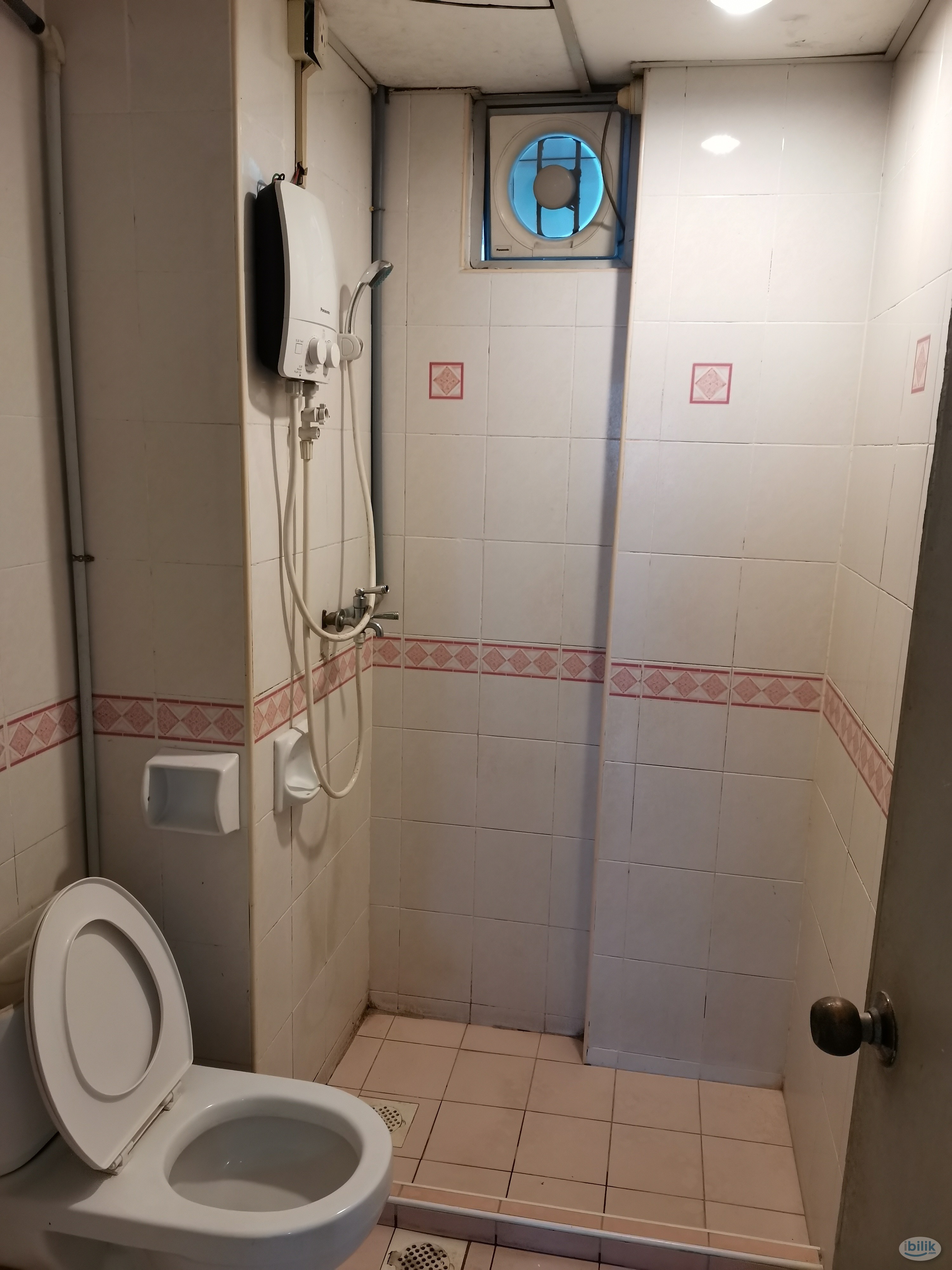 Villa Emas Aircond Master Room included utilities Private Bathroom MIX GENDER - Image 4