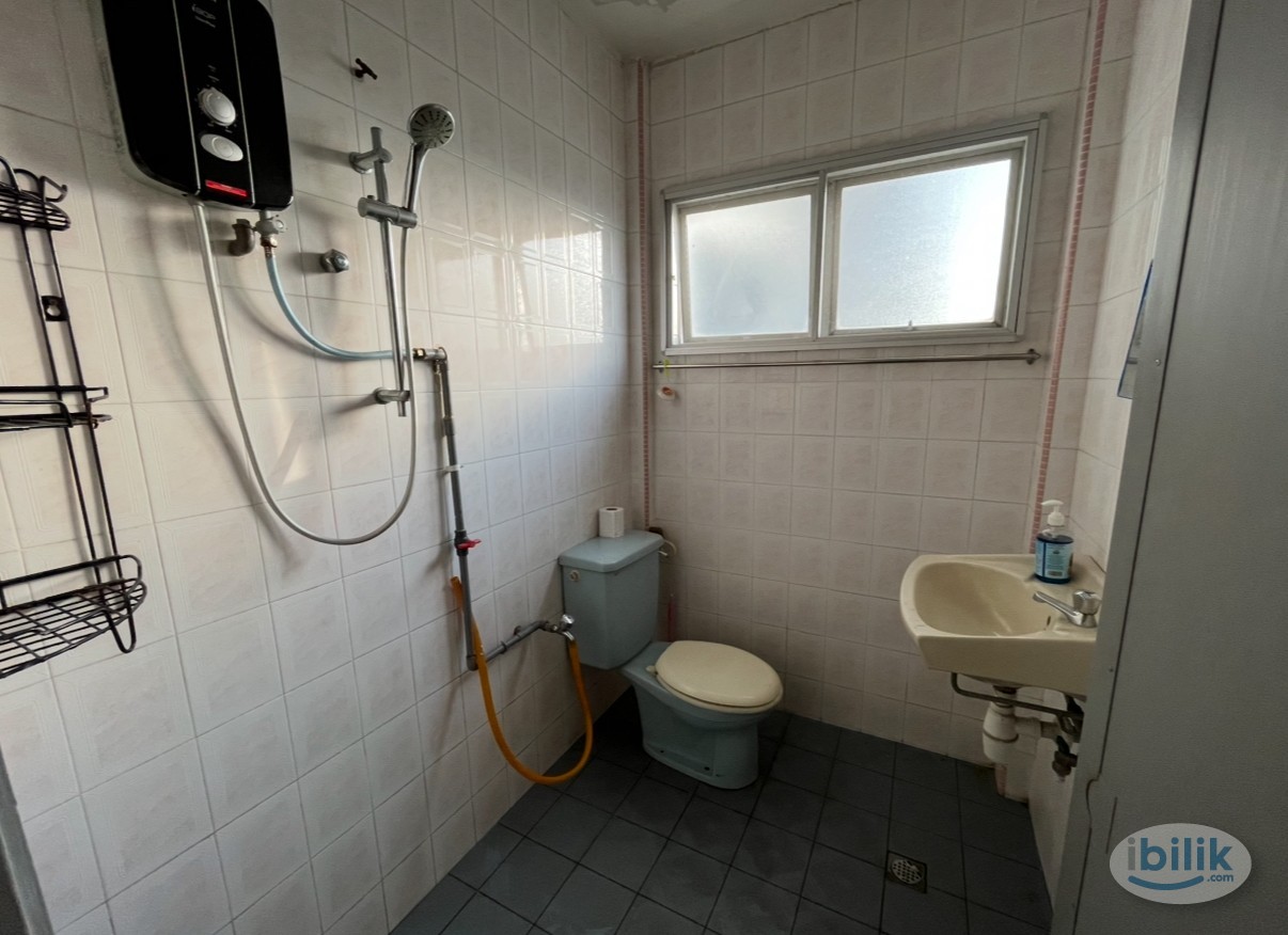 Room in Kampung Baru Ampang - Image 4