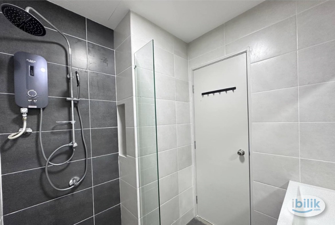 Female Master Room private bath (Walk to LRT Station)  looking for 1 pax to share Master Room (450/pax) - Image 4