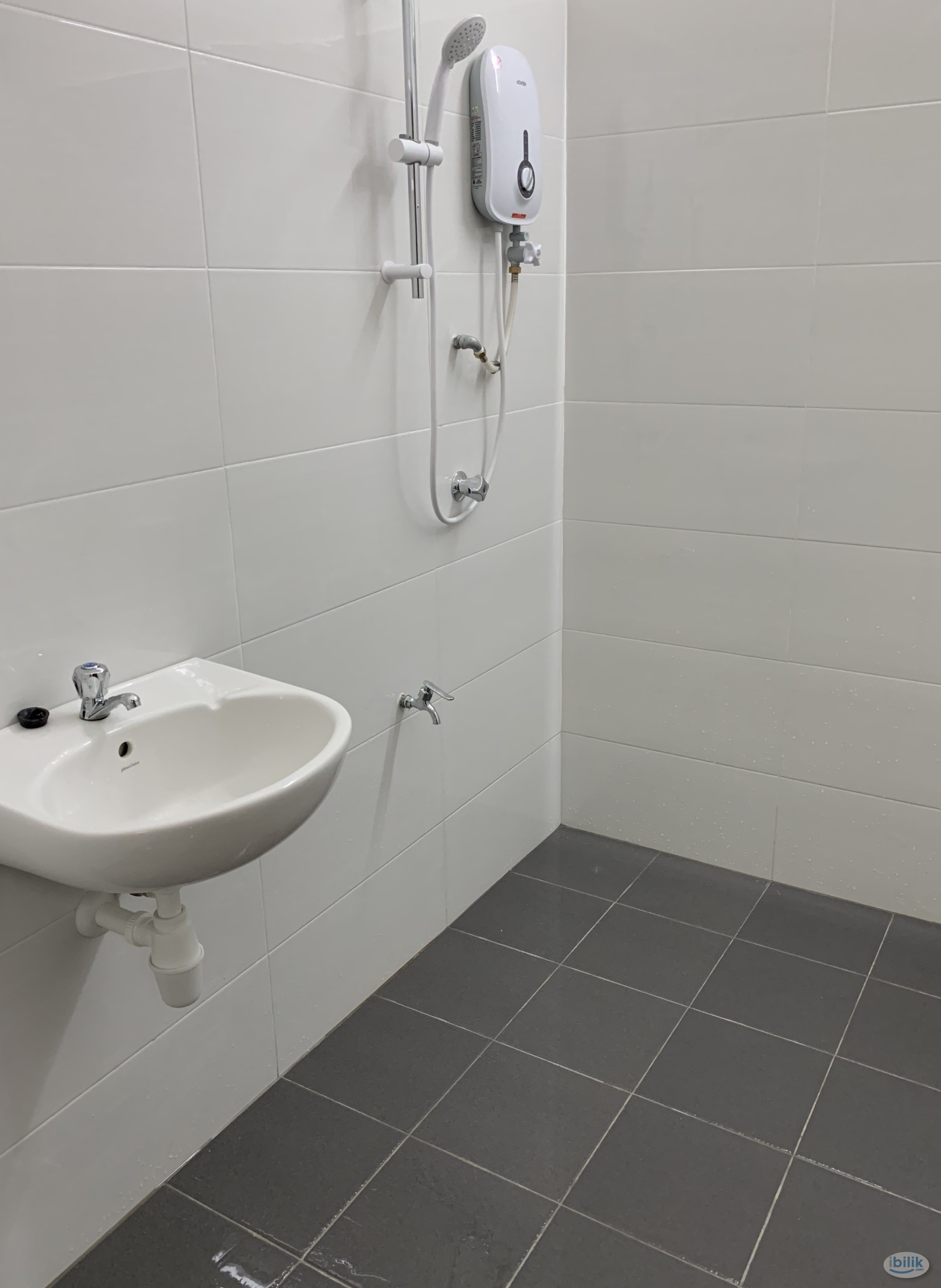 UCSI | Guarded Landed House Master Room for Rent @ Jalan Pantas Taman Connaught - Image 4