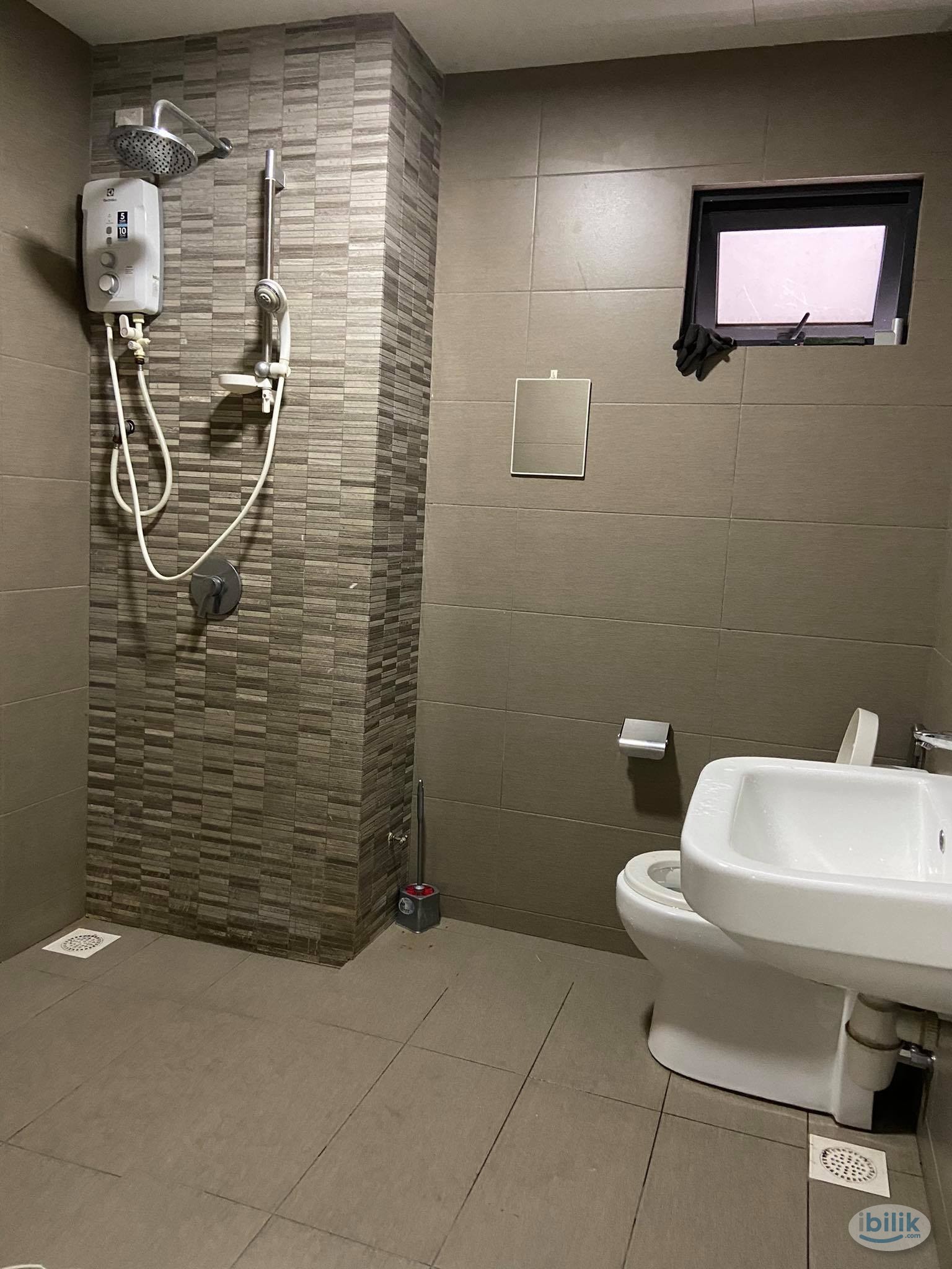 Big Middle Room in Parkhill Residence For Rent - Image 3
